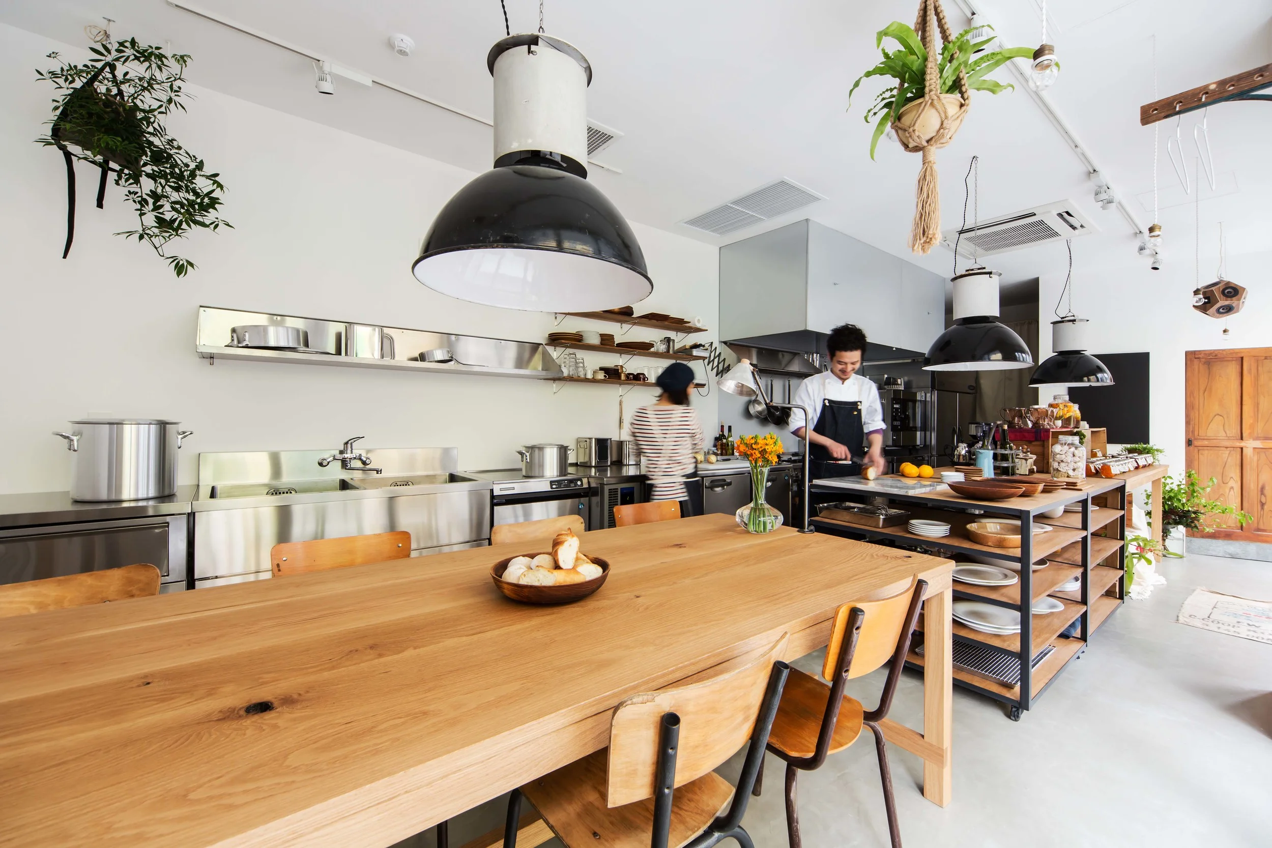 ［Interior］FOOD WORKER FUNAKI (Atelier) シンプルなキッチンとクラフトで食の楽しさを演出する