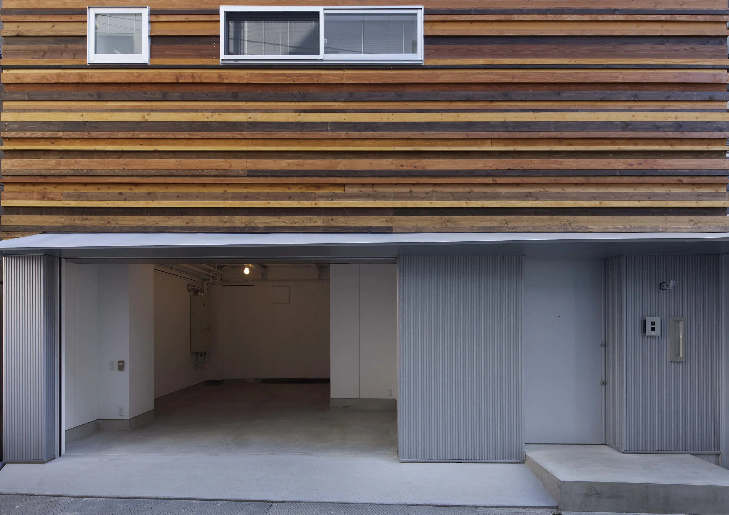 ［renovation］House In Tamatsukuri (Renovation) ストライプ模様の木で生まれ変わった家