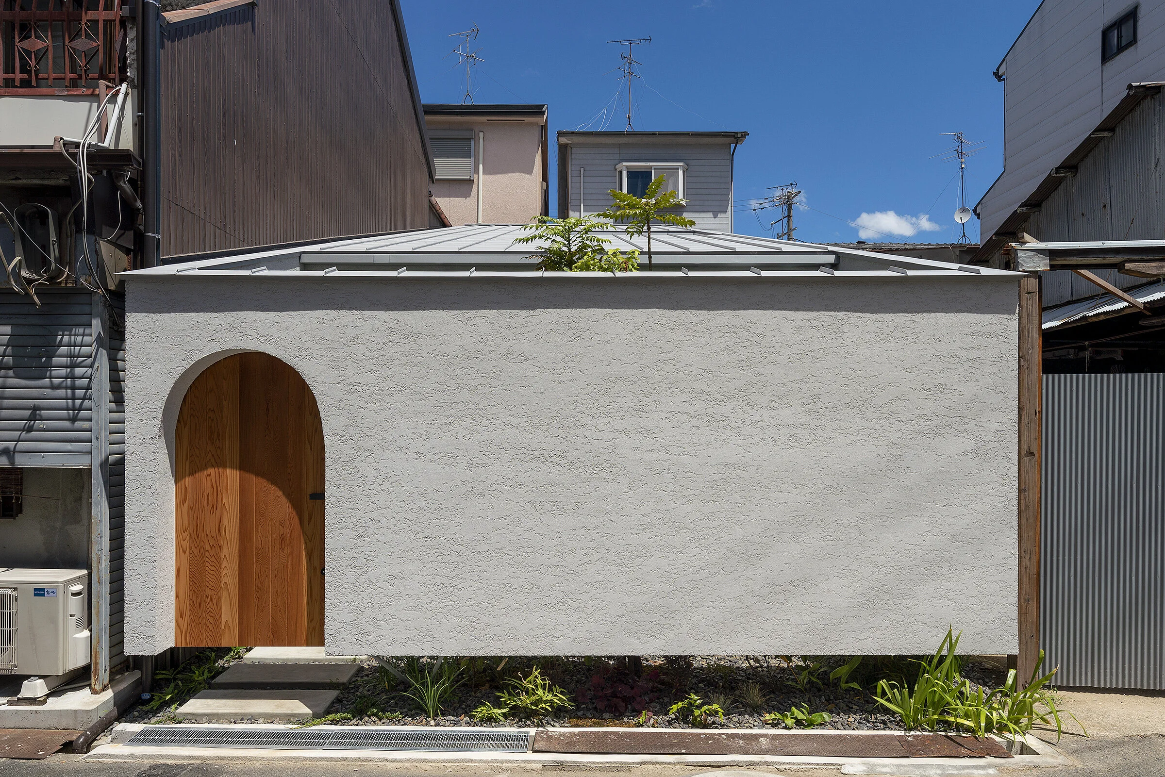 architect］House in Ohasu アーチと2つの庭の異国情緒が広がる家