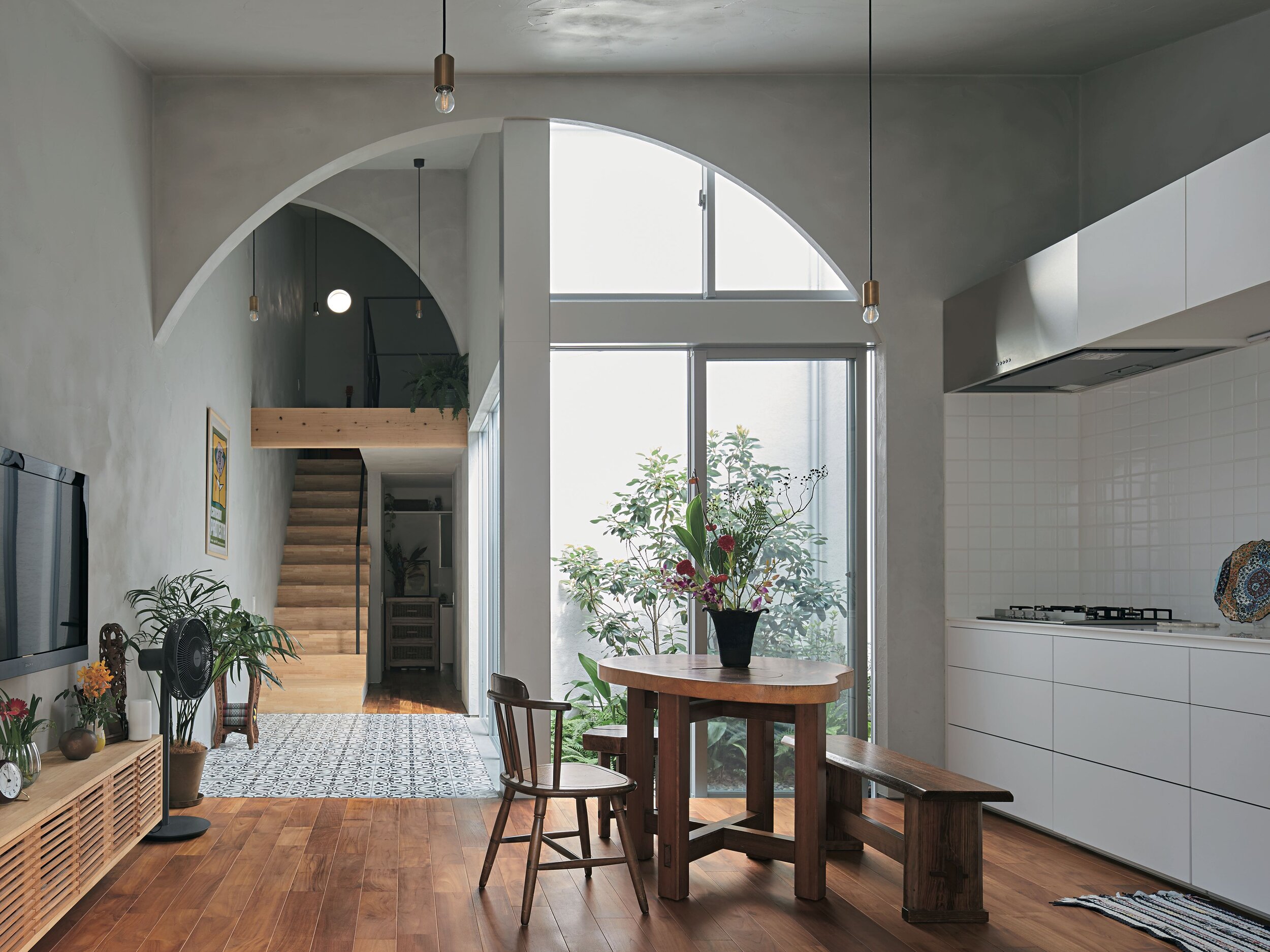 ［architect］House in Ohasu  アーチと２つの庭の異国情緒が広がる家
