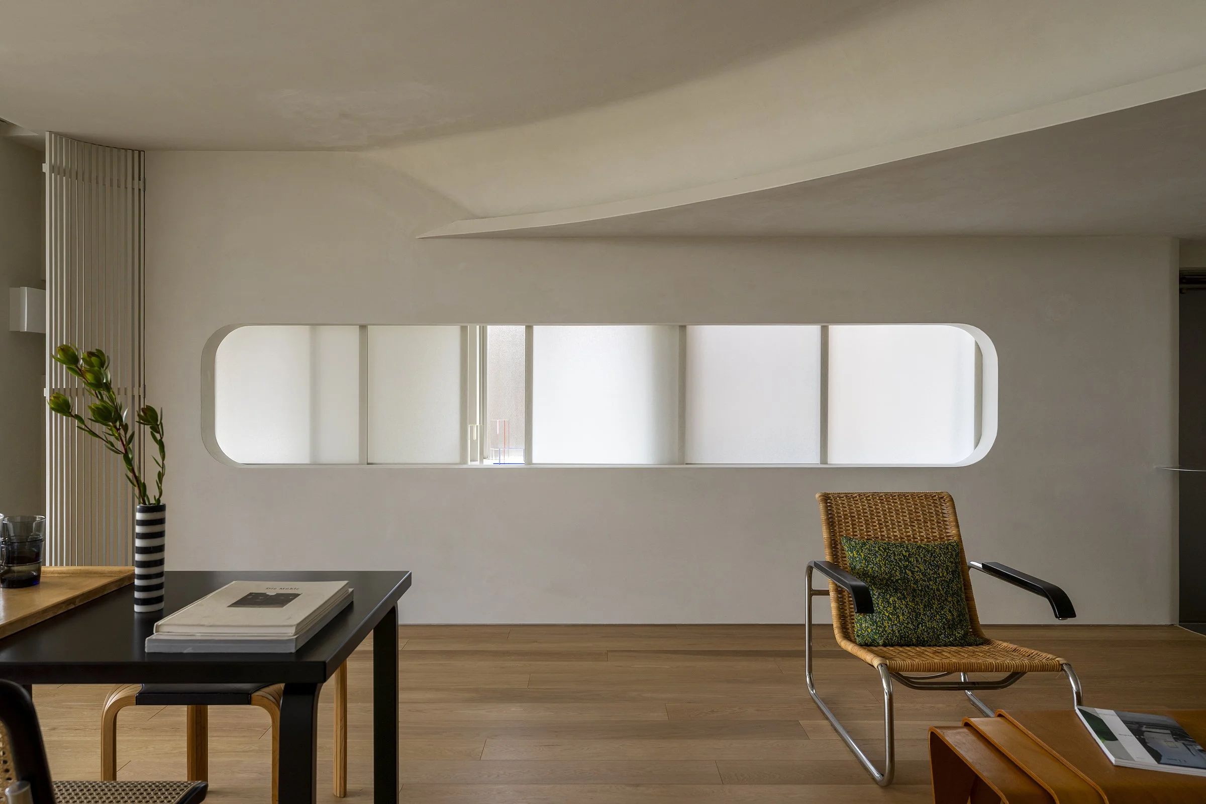 Apartment Renovation in Nishinomiya  光が触れるグレージュの静謐。