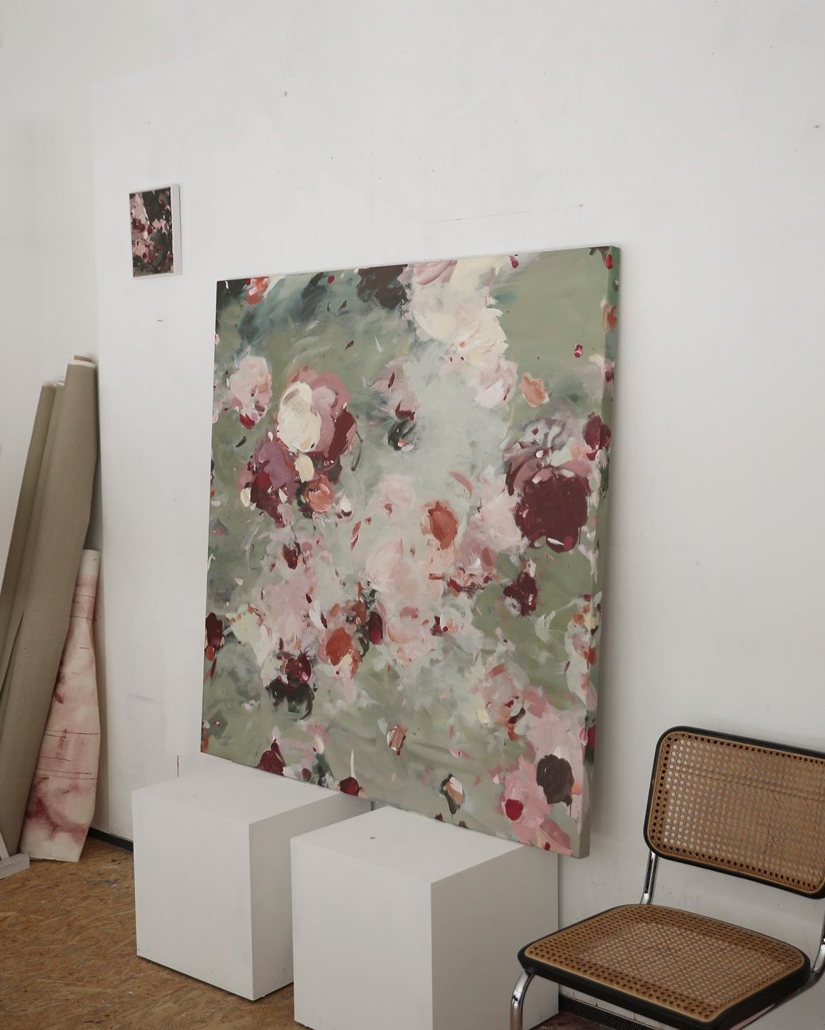 One more off to its new home this week &mdash; always a bit bittersweet. You&rsquo;ll spot the welded flower in the second image &mdash; a quiet nod to how things bloom, fade, and begin again. 

#contemporaryart #nature #circular #julianekellersmann 
