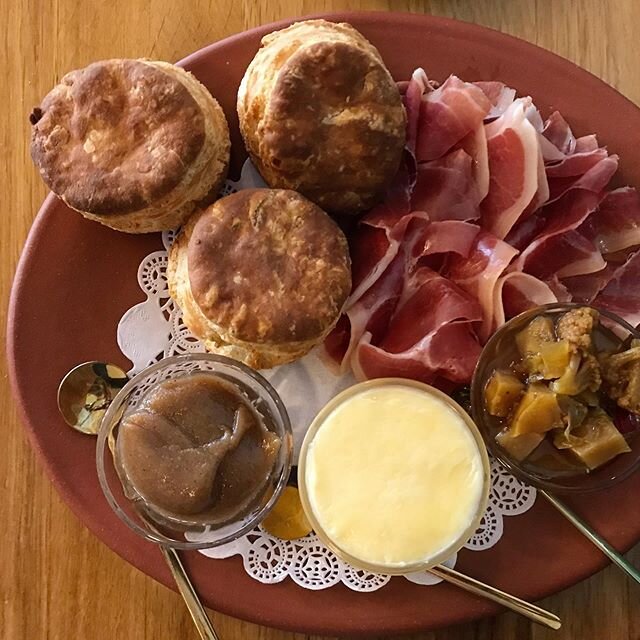 Melt-to-the-touch Lady Edison Country Ham, heavenly angel biscuits, tangy house pickles, beautifully spiced pear compote&mdash;oh, and six tablespoons of butter, just because. 💛 U YONDER
.
#portlandoregon #pdxeats #travelportland #biscuits #yonder #