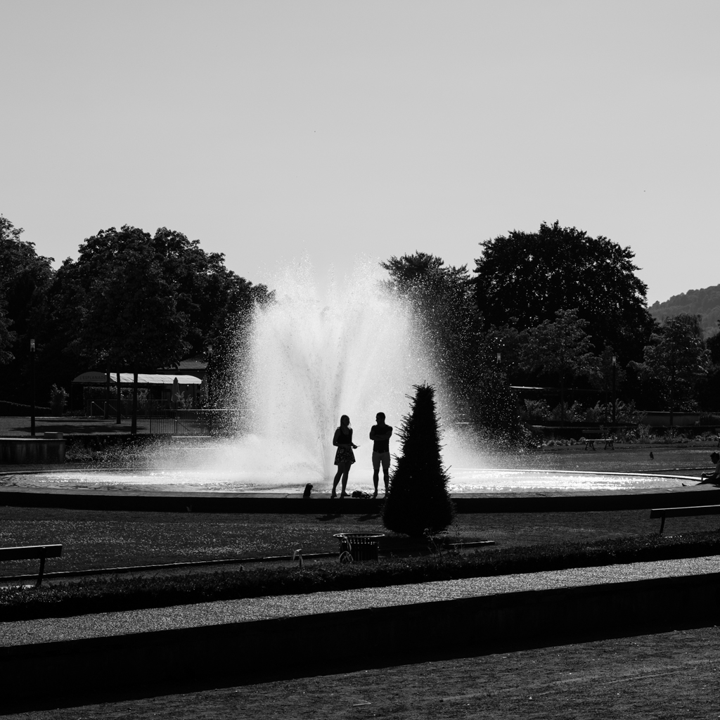 La lumière dure offrait un beau contraste pour faire ressortir les deux personnes sur le blanc de la fontaine... Mais POURQUOI ne me suis-je pas déplacé de quelques mètres pour faire sortir ce foutu sapin de mon cadre? je ne le saurai jamais.