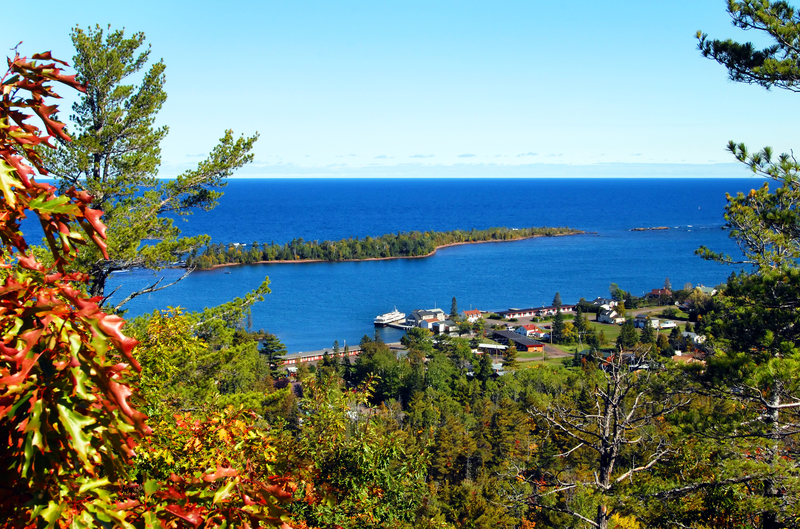 VIEW OF ISLE ROYAL FROM MICHIGAN'S BROCKWAY MOUNTAIN DRIVE. WOLVES WALKED ACROSS AN ICE BRIDGE TO THE ISLAND OVER 50 YEARS AGO. IMAGE: ©BONITA CHESHIER⎮DREAMSTIME.COM