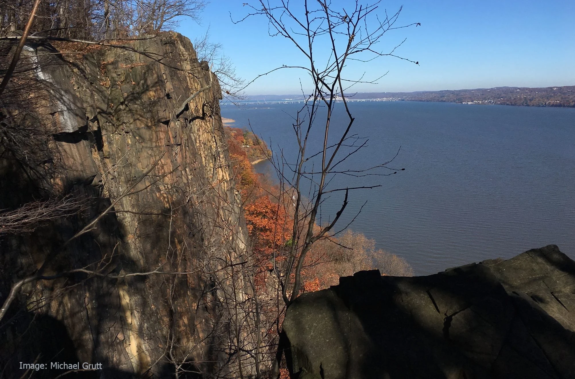 THE VIEW OF THE HUDSON RIVER FROM THE PALISADES' (NEW JERSEY SIDE) GRANITE CLIFFS IS UNFORGETTABLE AND A GREAT SPOT TO SEE PEREGRINE FALCONS AND OTHER RAPTORS SOARING OVER THE WATER. IMAGE: MICHAEL GRUTT