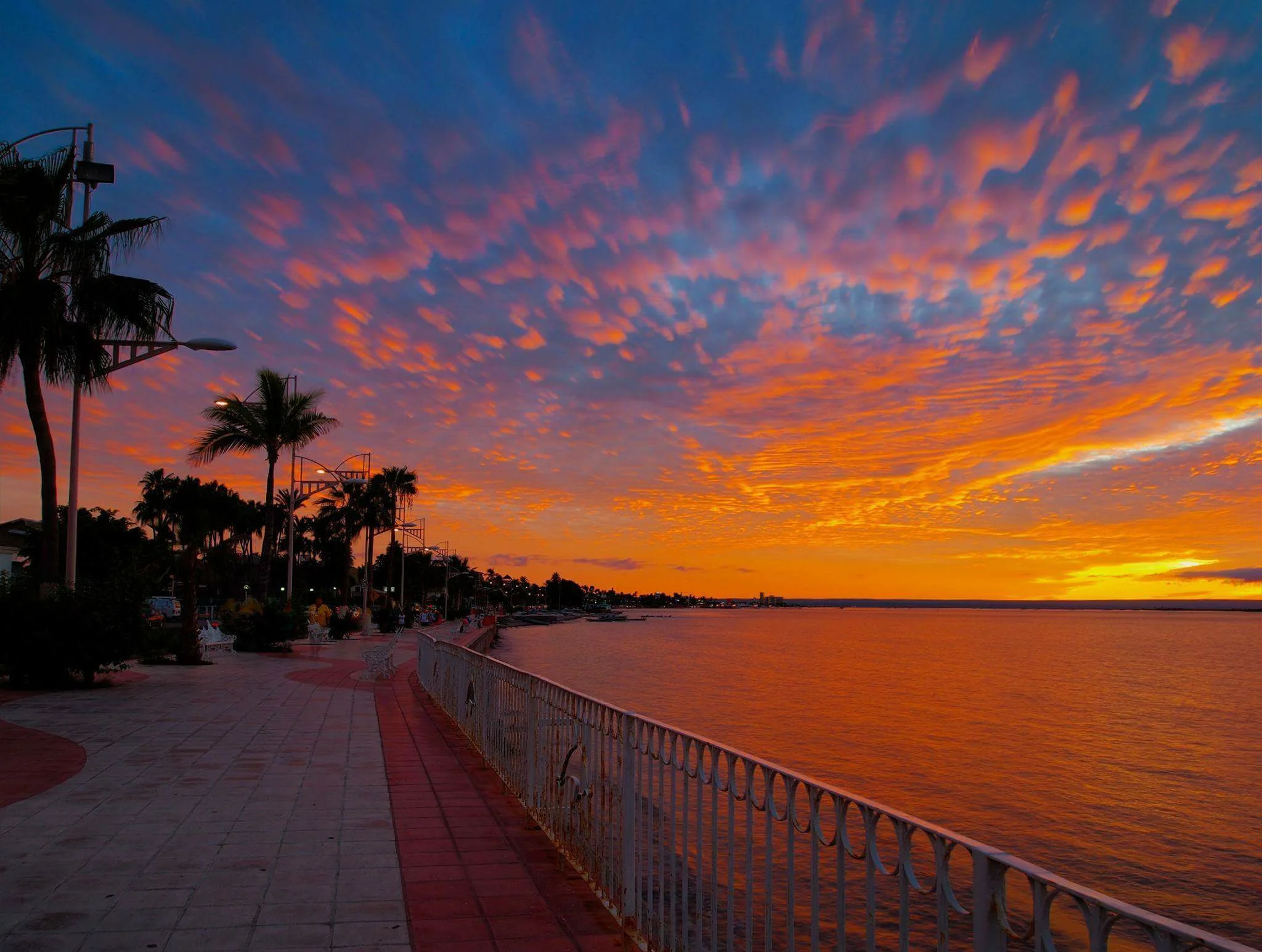 THE SUN SETS ON ANOTHER PERFECT DAY AT LA PAZ, MEXICO. IMAGE: THANKS TO LA PAZ MEXICO @LPSMX FACEBOOK PAGE.
