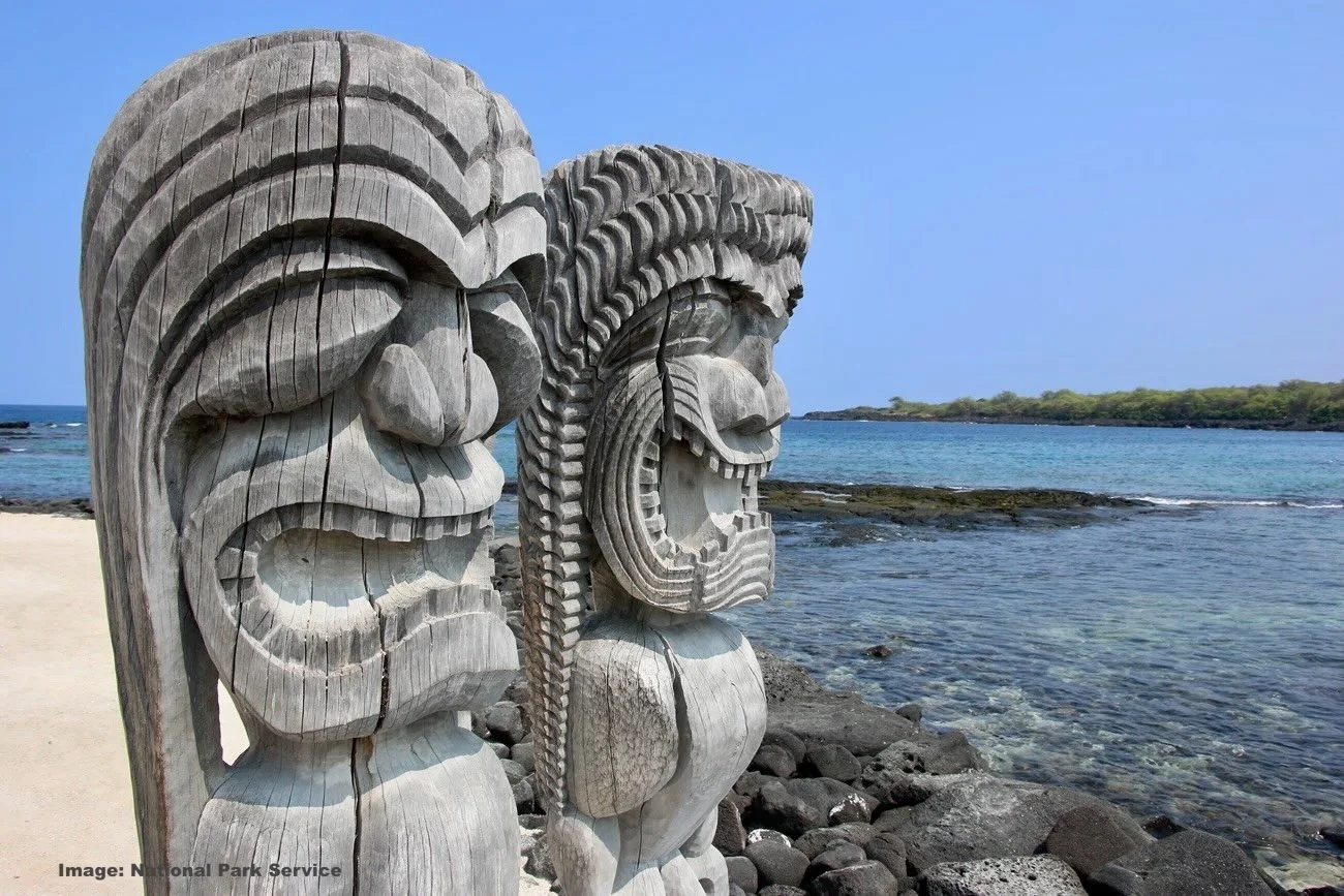 Hawaiin gods, Kāne and Kanaloa look out over the beach at Hale o Keawe