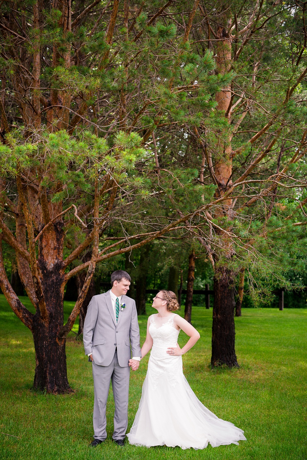 Moorhead, MN wedding | Photos at River Oaks Park | Ceremony at First Presbyterian Church | Amber Langerud Photography