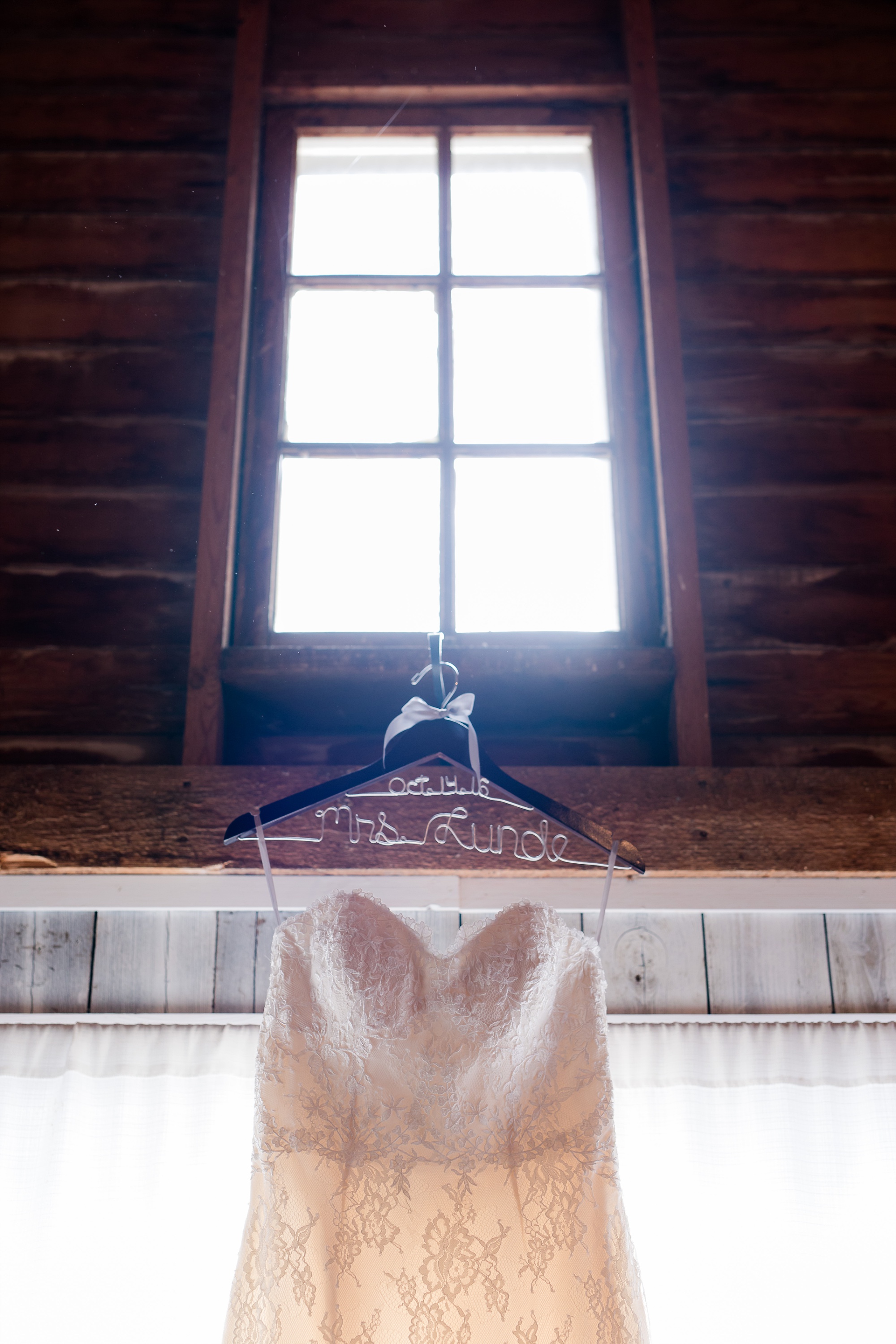 Fall, Country Styled Barn Wedding at the Barn at Dunvilla | Danielle &amp; Jake | Photography by Amber Langerud Photography
