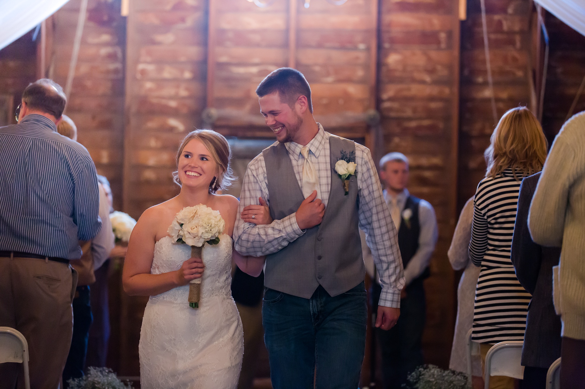 Fall, Country Styled Barn Wedding at the Barn at Dunvilla | Danielle &amp; Jake | Photography by Amber Langerud Photography