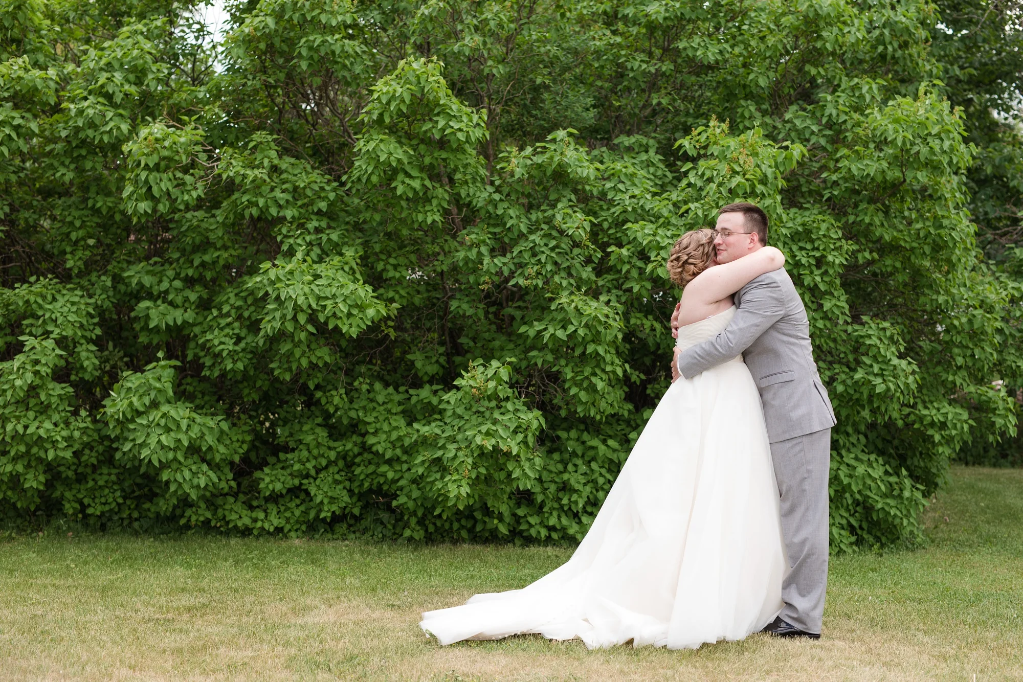 Lake Park Lutheran Church and Holiday Inn Detroit Lakes, Lakeside Wedding by Amber Langerud Photography | Vanessa & Eric