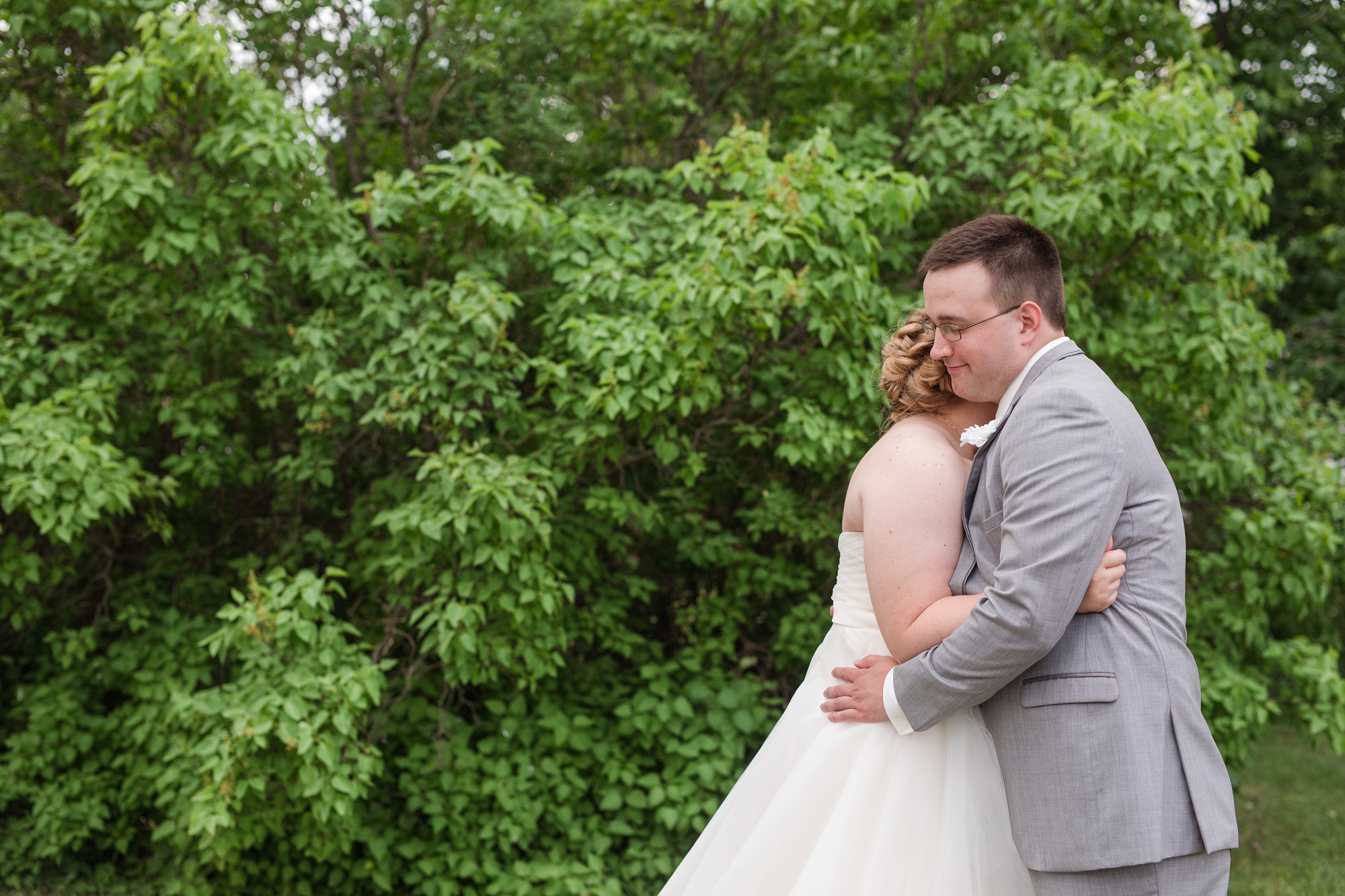 Lake Park Lutheran Church and Holiday Inn Detroit Lakes, Lakeside Wedding by Amber Langerud Photography | Vanessa & Eric
