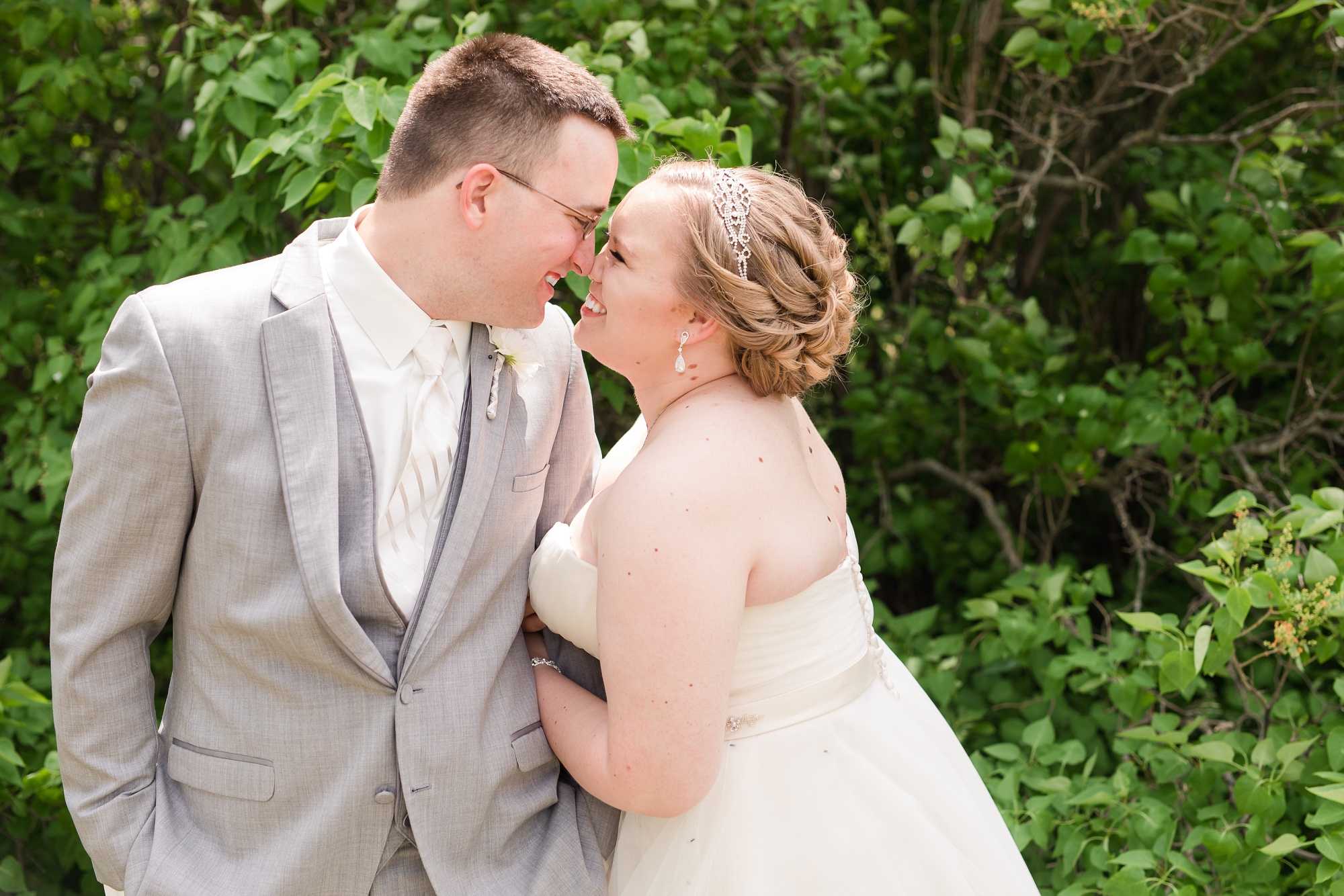 Lake Park Lutheran Church and Holiday Inn Detroit Lakes, Lakeside Wedding by Amber Langerud Photography | Vanessa & Eric