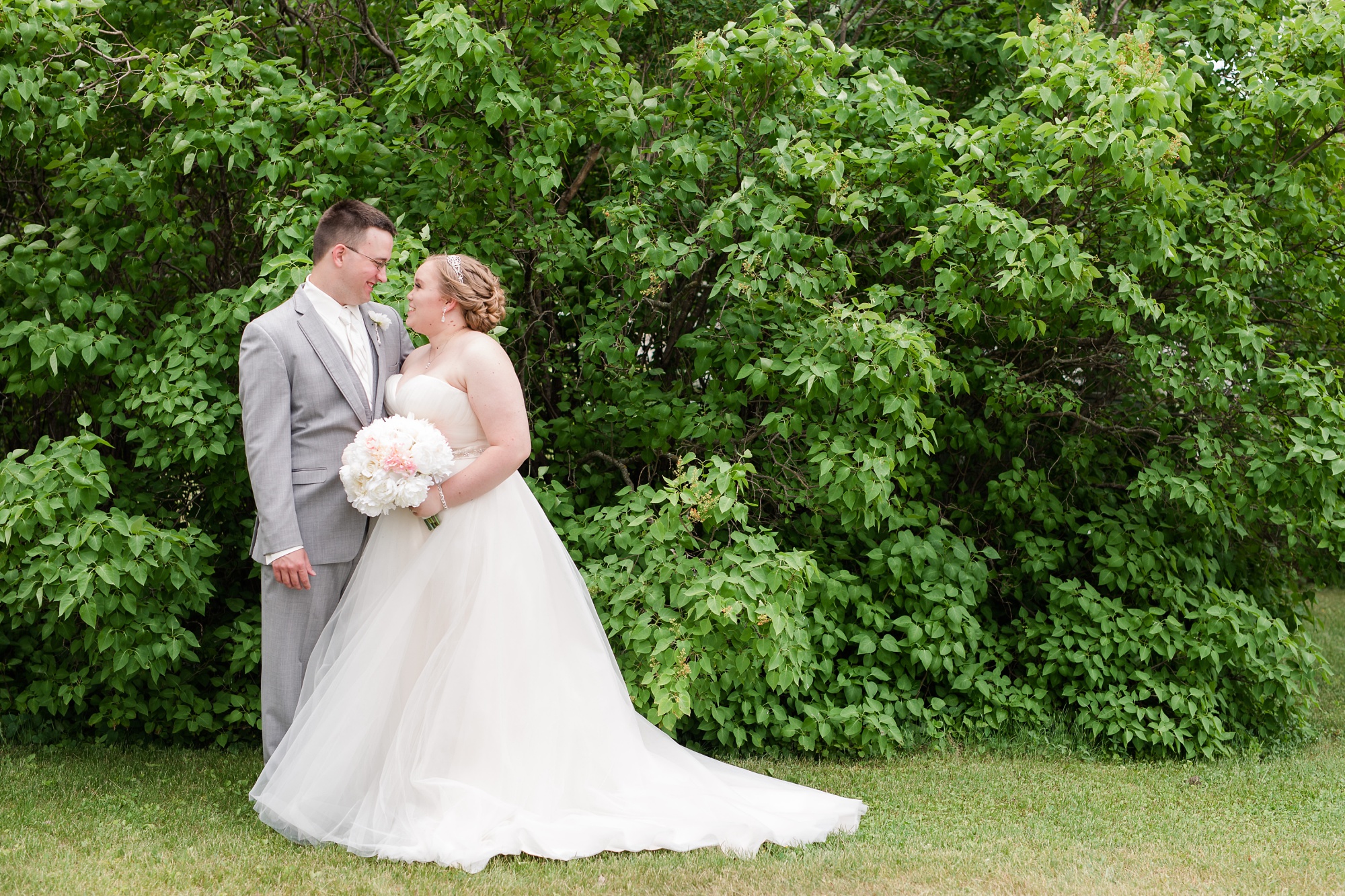 Lake Park Lutheran Church and Holiday Inn Detroit Lakes, Lakeside Wedding by Amber Langerud Photography | Vanessa & Eric