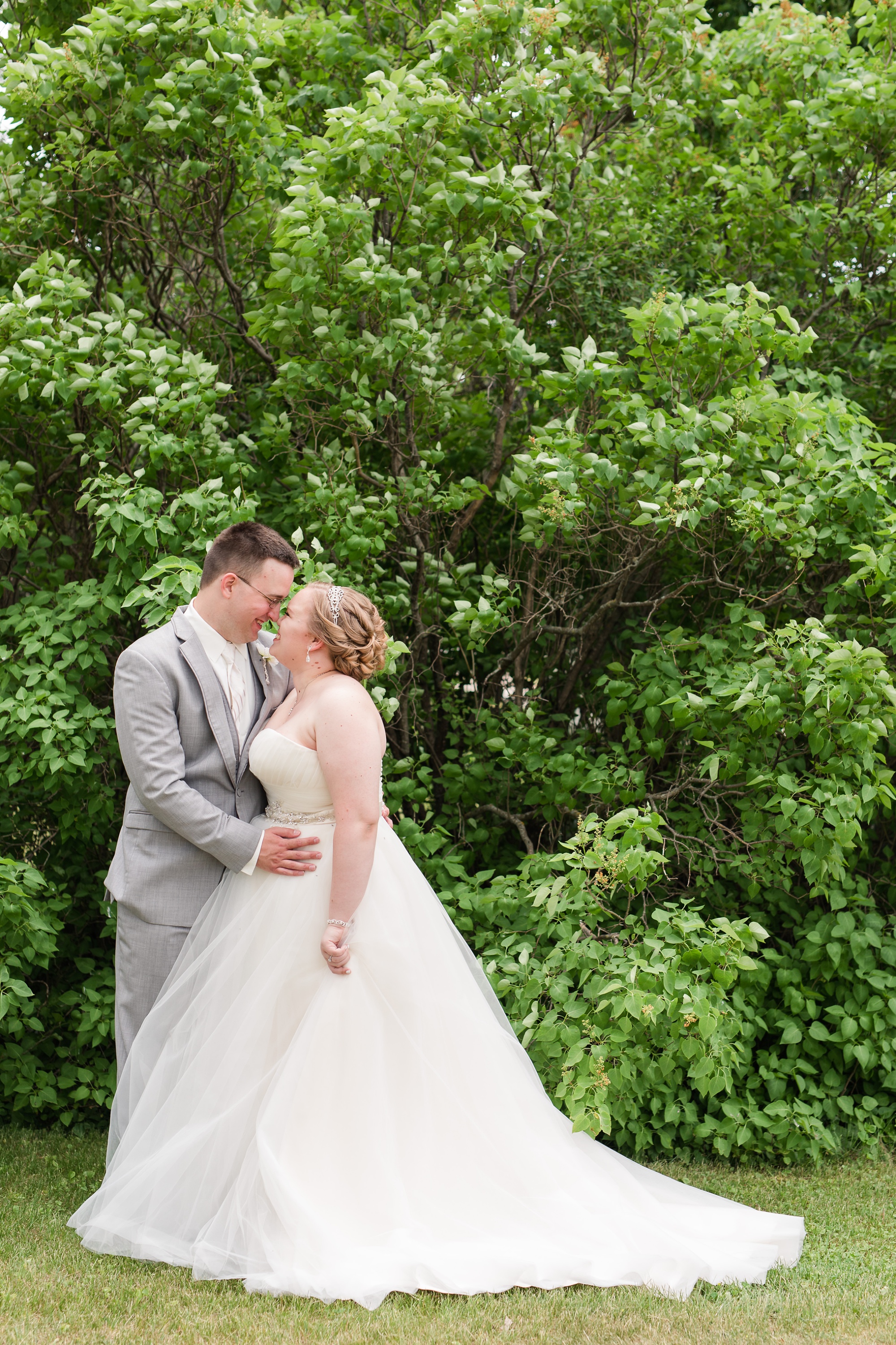 Lake Park Lutheran Church and Holiday Inn Detroit Lakes, Lakeside Wedding by Amber Langerud Photography | Vanessa & Eric
