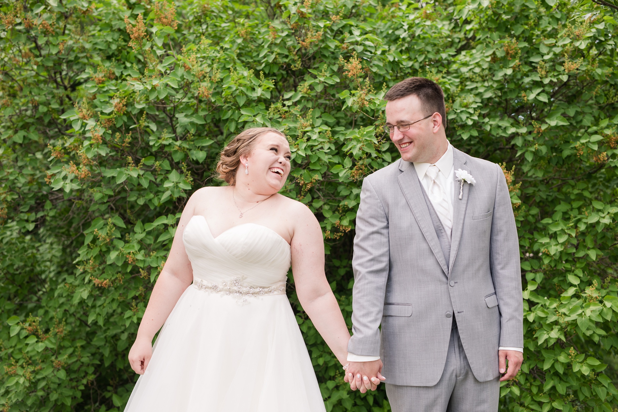 Lake Park Lutheran Church and Holiday Inn Detroit Lakes, Lakeside Wedding by Amber Langerud Photography | Vanessa & Eric