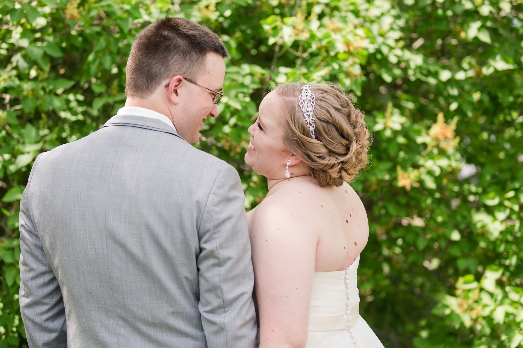 Lake Park Lutheran Church and Holiday Inn Detroit Lakes, Lakeside Wedding by Amber Langerud Photography | Vanessa & Eric