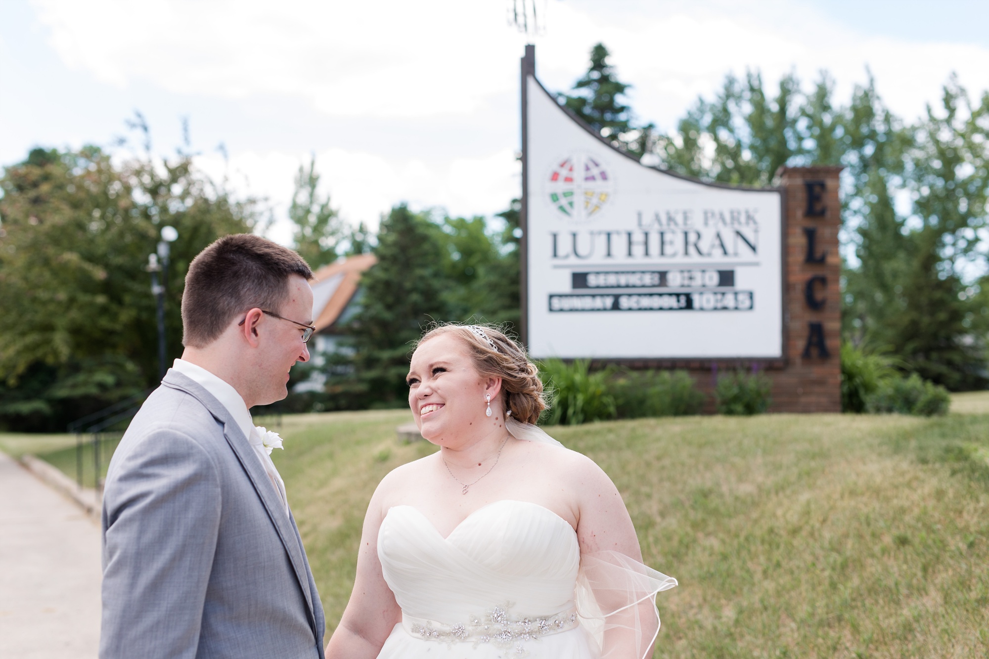Lake Park Lutheran Church and Holiday Inn Detroit Lakes, Lakeside Wedding by Amber Langerud Photography | Vanessa & Eric