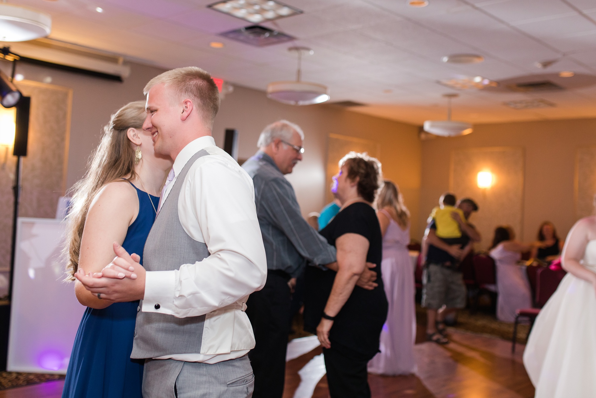 Lake Park Lutheran Church and Holiday Inn Detroit Lakes, Lakeside Wedding by Amber Langerud Photography | Vanessa & Eric
