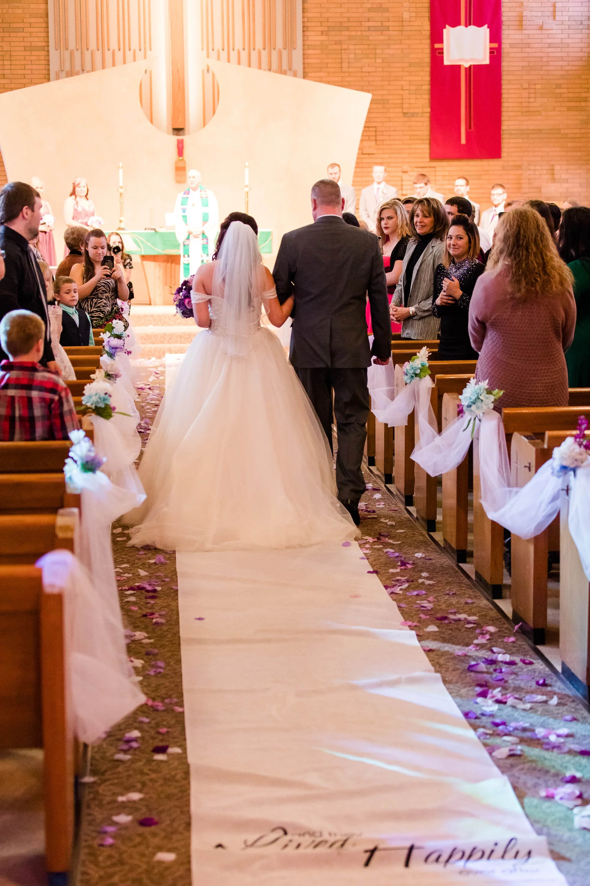 AmberLangerudPhotography_Downtown Fargo, ND Ramada Wedding_3684.jpg