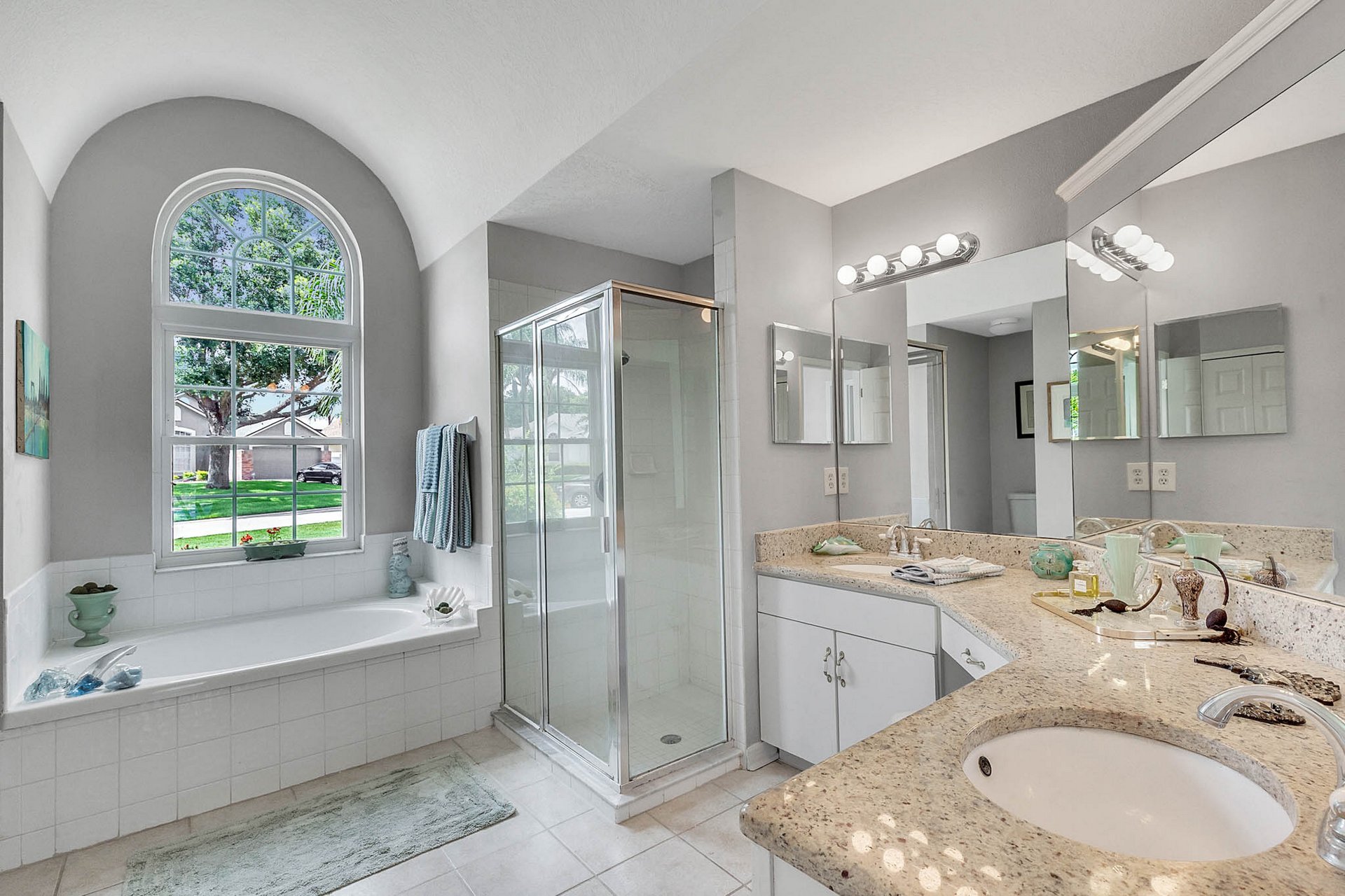 317-Loma-Del-Sol-Dr--Davenport--FL-33896----20---Master-Bathroom.jpg