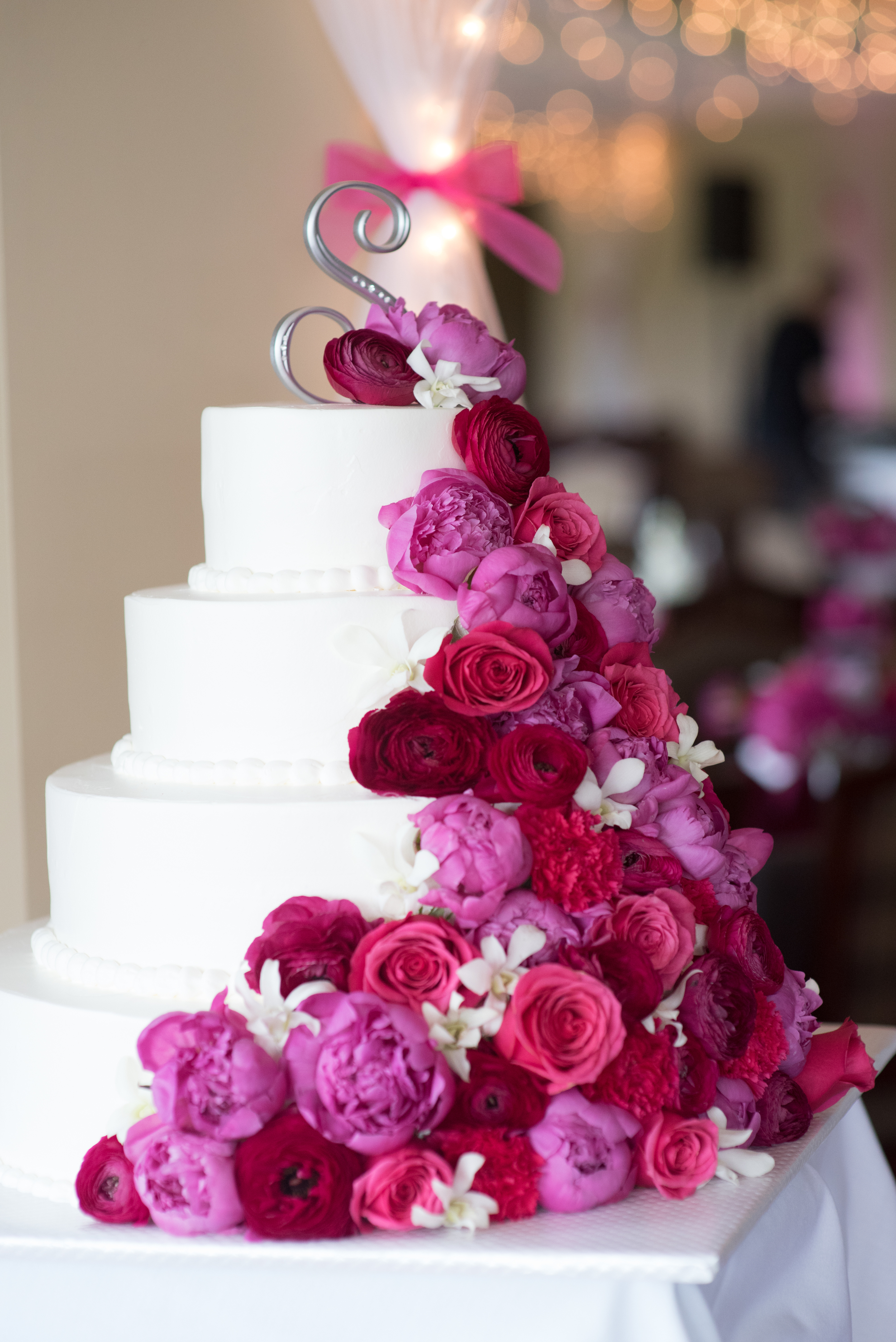 Meridian Valley Country Club Wedding | Wedding Cake with Pink Flowers | C2 Photography | Seattle Wedding Planner | New Creations Weddings