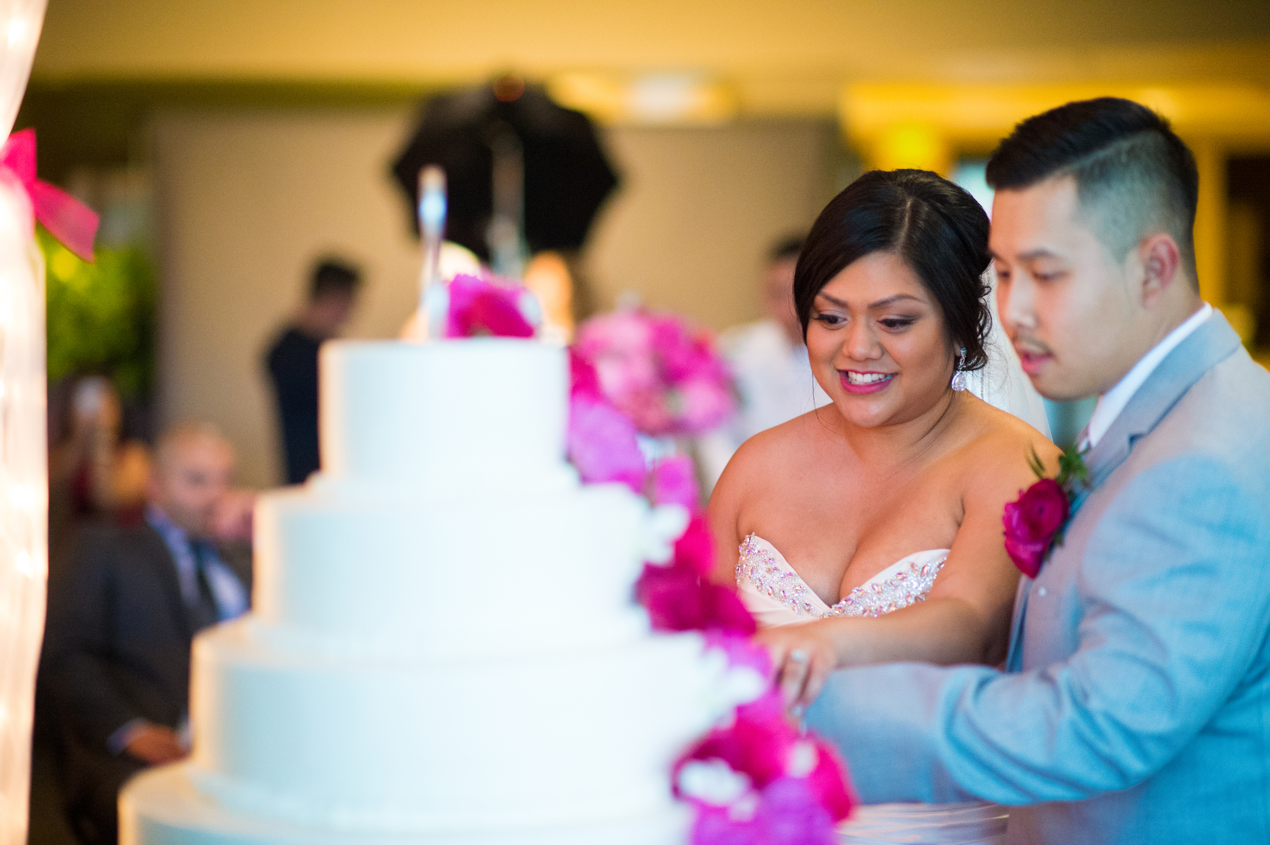 Meridian Valley Country Club Wedding | Cake Cutting | C2 Photography | Seattle Wedding Planner | New Creations Weddings | Filipino Wedding Planner