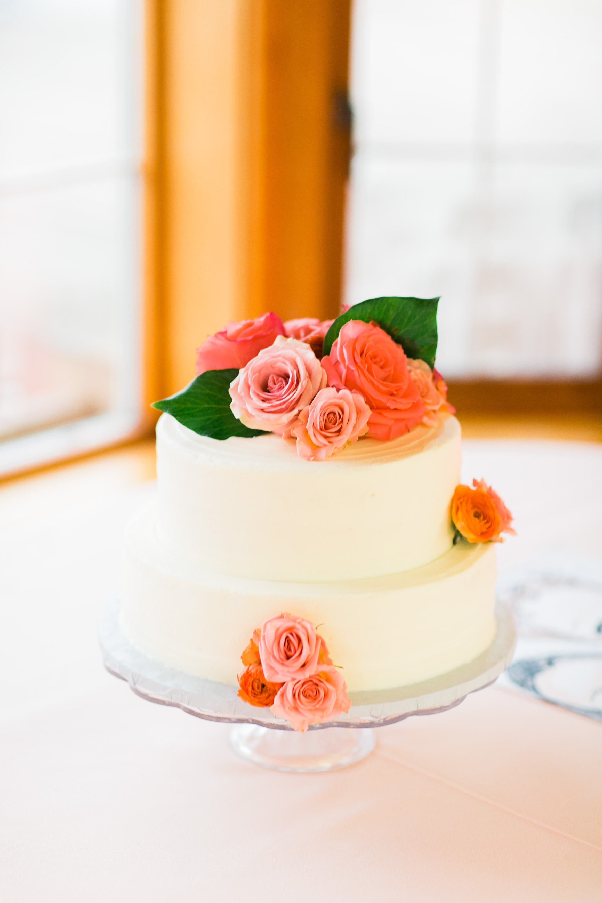 Simple White Wedding Cake | White Cutting Cake | White Wedding Cake with Pink Flowers | Center for Wooden Boats | Asgari Photography | Seattle Wedding Planner | Chinese Wedding Planner