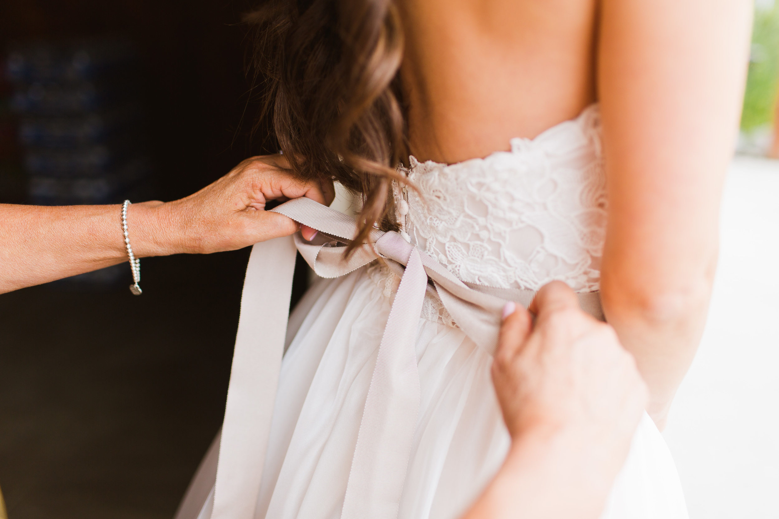 Bridal Gown Bow | Asgari Photography | Swans Trail Farm Snohomish Wedding | Snohomish Wedding Planner | Seattle Wedding Planner