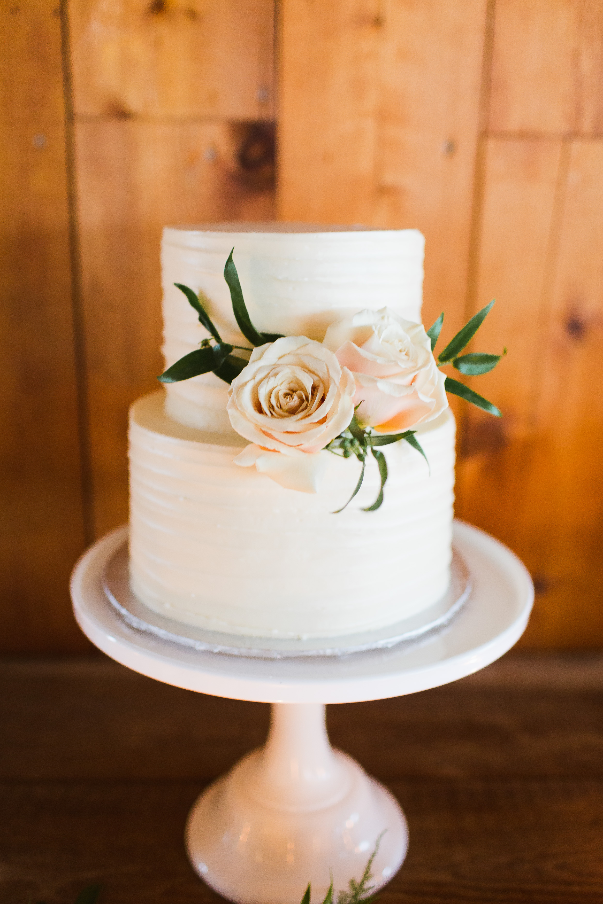 Small Cutting Cake | White Wedding Cake | Blush Wedding Cake | Asgari Photography | Swans Trail Wedding Snohomish | Snohomish Wedding Planner | Seattle Wedding Planner