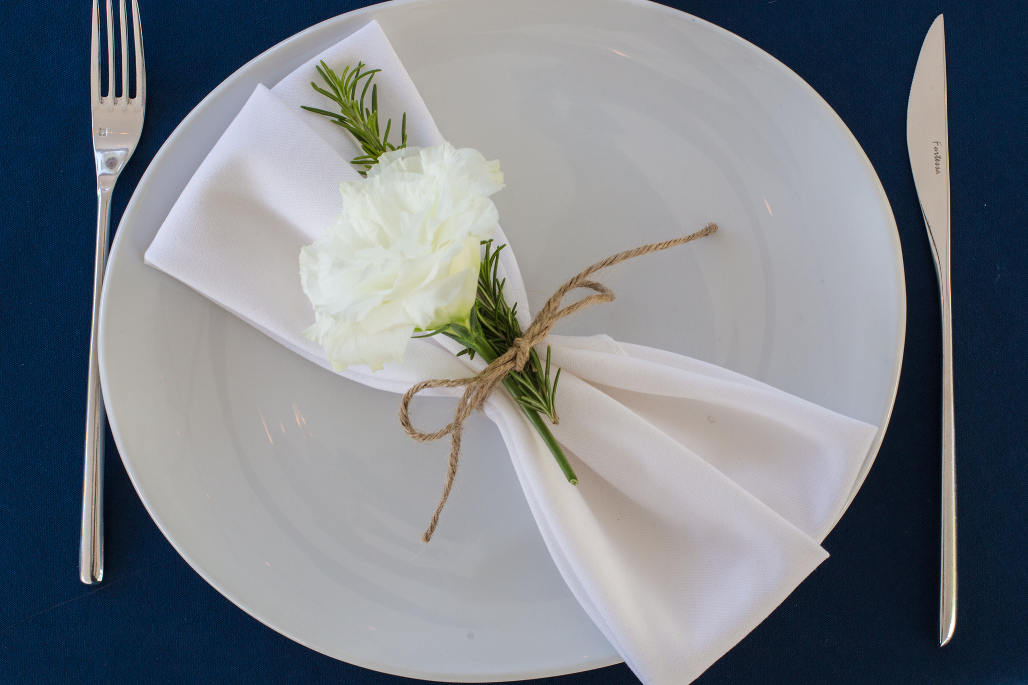 Wedding Place Setting | Flower on Plate | Rustic Place Setting | Heritage Hall Wedding | Kirkland Wedding Planner | Hawaiian Wedding Planner | Nick Leung Photography