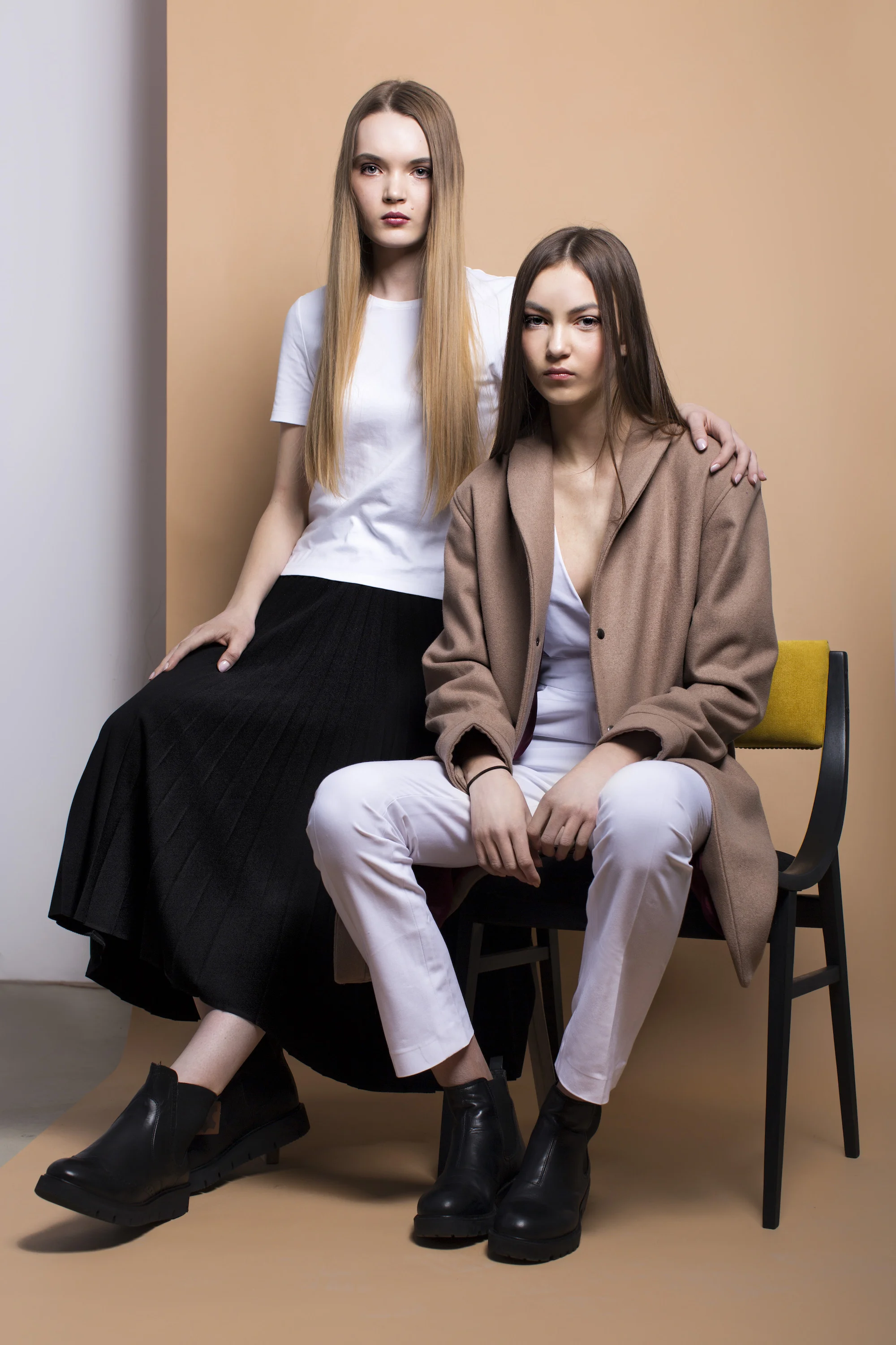 t-shirt CHRISTIAN BERG, skirt PLISSIMA, shoes DEICHMANN; Right: coat KEYCE, jumpsuit WERONIKA SZYNCZEWSKA, shoes VAGABOND; chair PADU PADU