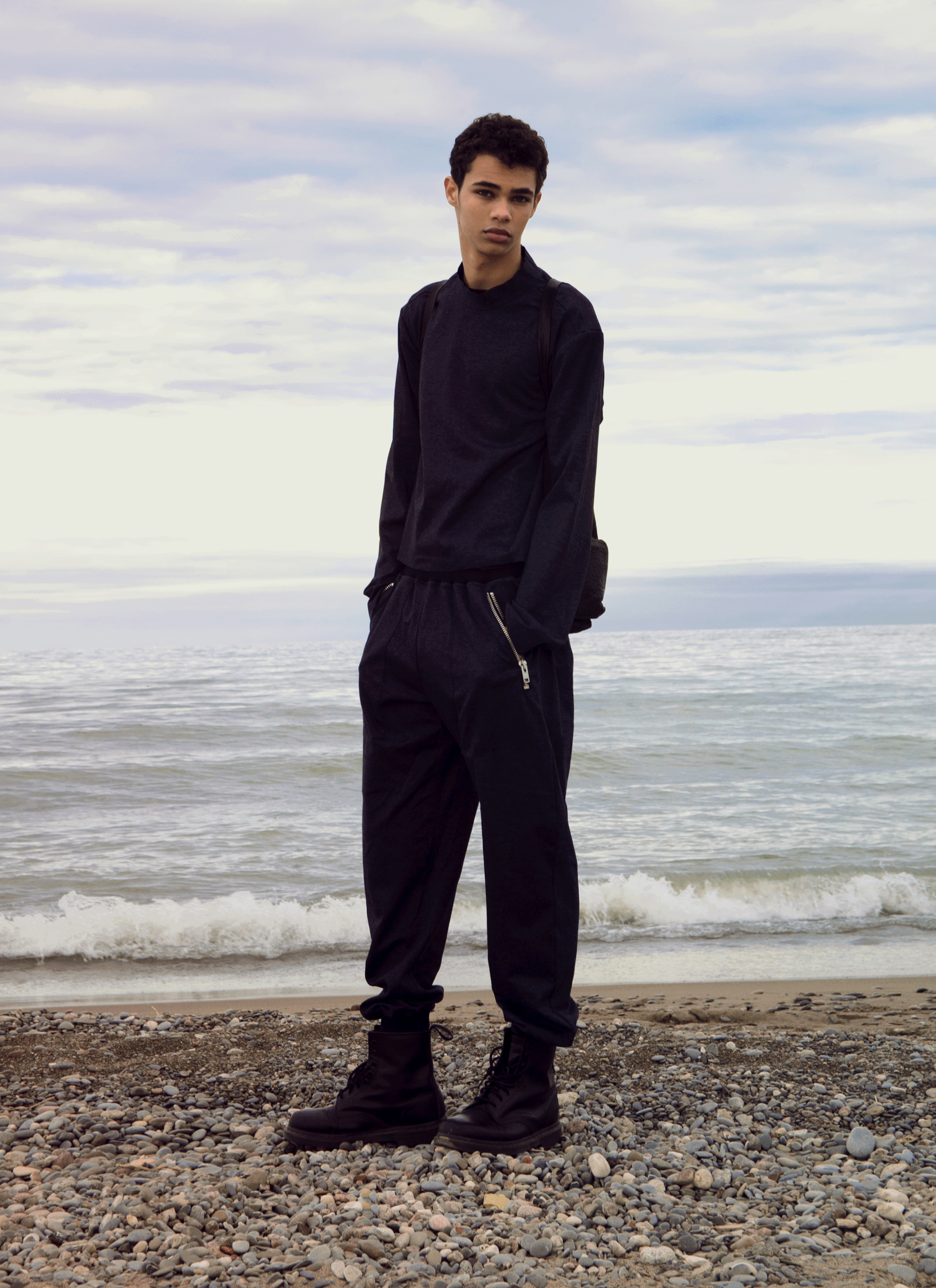 Pullover and joggers ANDREW COIMBRA, boots DR MARTEN’S, bag ALEXANDER WANG