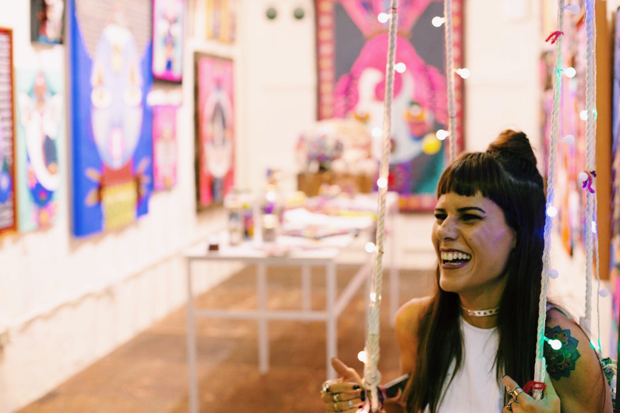 Alinet em sua galeria e ateliê pop up