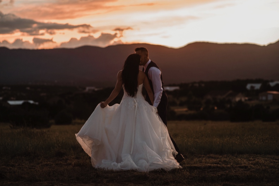  Stephanie and Greg tied the knot on August 18th, 2018 in the backyard of her sister’s house in Sandia Park just outside of Albuquerque, New Mexico. They chose to have their wedding at Stephanie’s sister’s house in the mountains because they love the