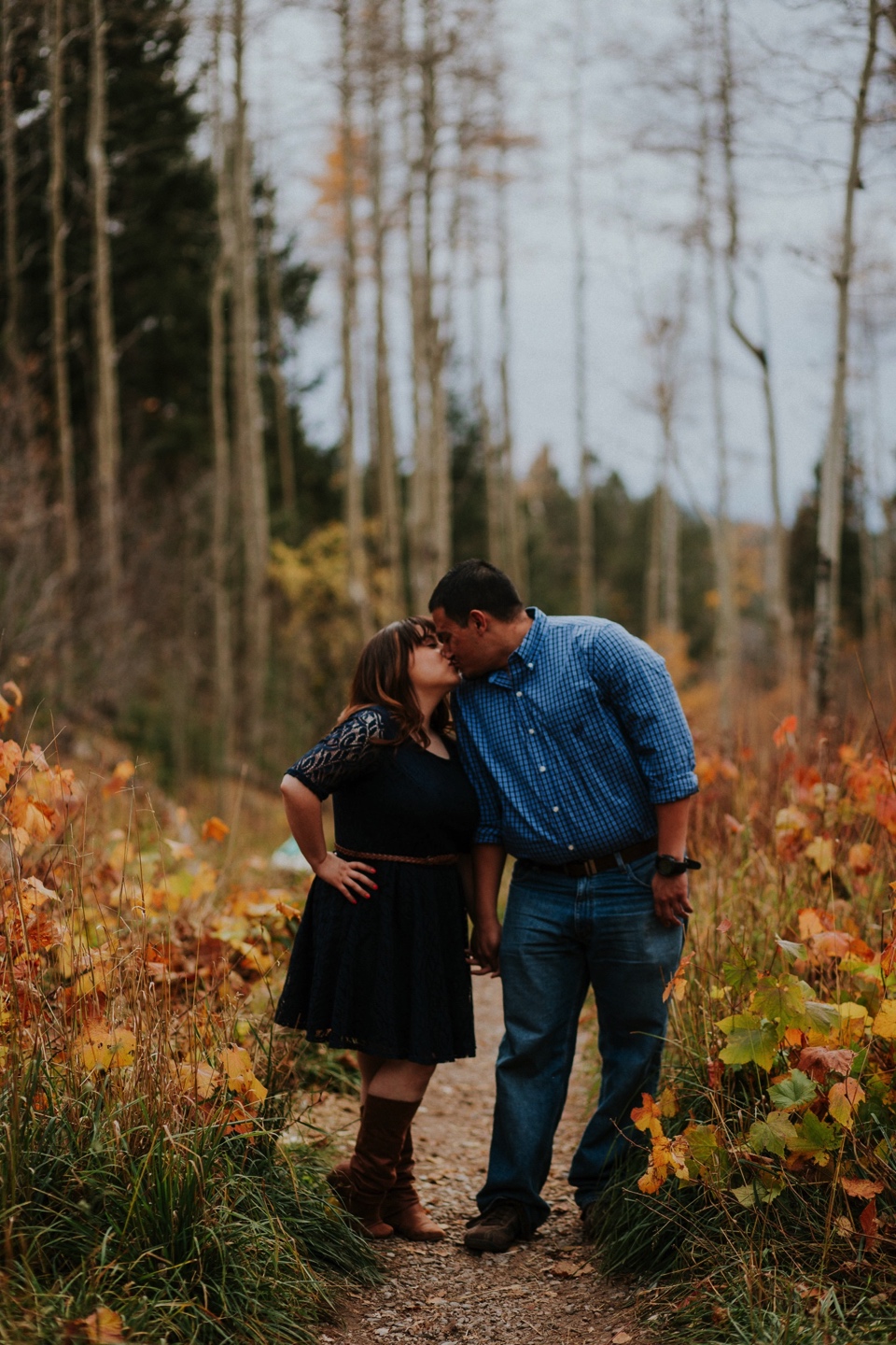  Suzie and Cruz chose the perfect fall engagement outfits for their Santa Fe engagement photos. You can never go wrong with cute brown boots and a blue lace dress! Cruz completed the rustic engagement look with a blue checkered button up and jeans. I