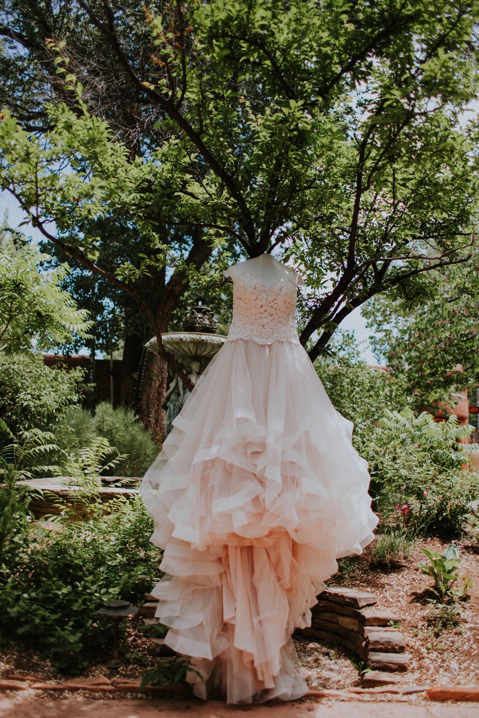  Leslie and Dustin’s gorgeous summer wedding at the ever so amazing El Monte Sagrado in Taos, New Mexico was truly magical. Leslie and Dustin chose El Monte Sagrado in Taos, New Mexico as their wedding venue because from the moment they pulled up in 