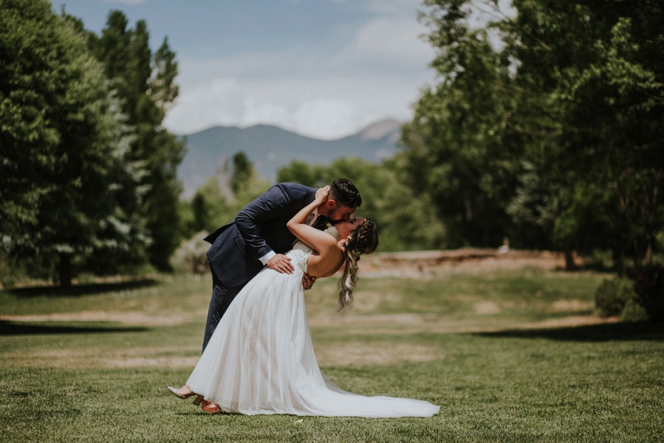  Leslie and Dustin’s gorgeous summer wedding at the ever so amazing El Monte Sagrado in Taos, New Mexico was truly magical. Leslie and Dustin chose El Monte Sagrado in Taos, New Mexico as their wedding venue because from the moment they pulled up in 