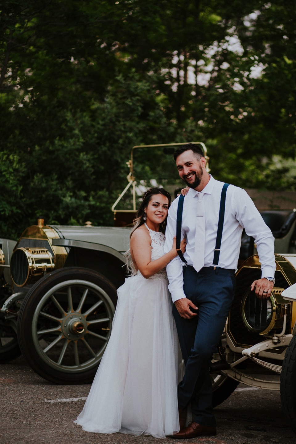  Leslie and Dustin’s gorgeous summer wedding at the ever so amazing El Monte Sagrado in Taos, New Mexico was truly magical. Leslie and Dustin chose El Monte Sagrado in Taos, New Mexico as their wedding venue because from the moment they pulled up in 