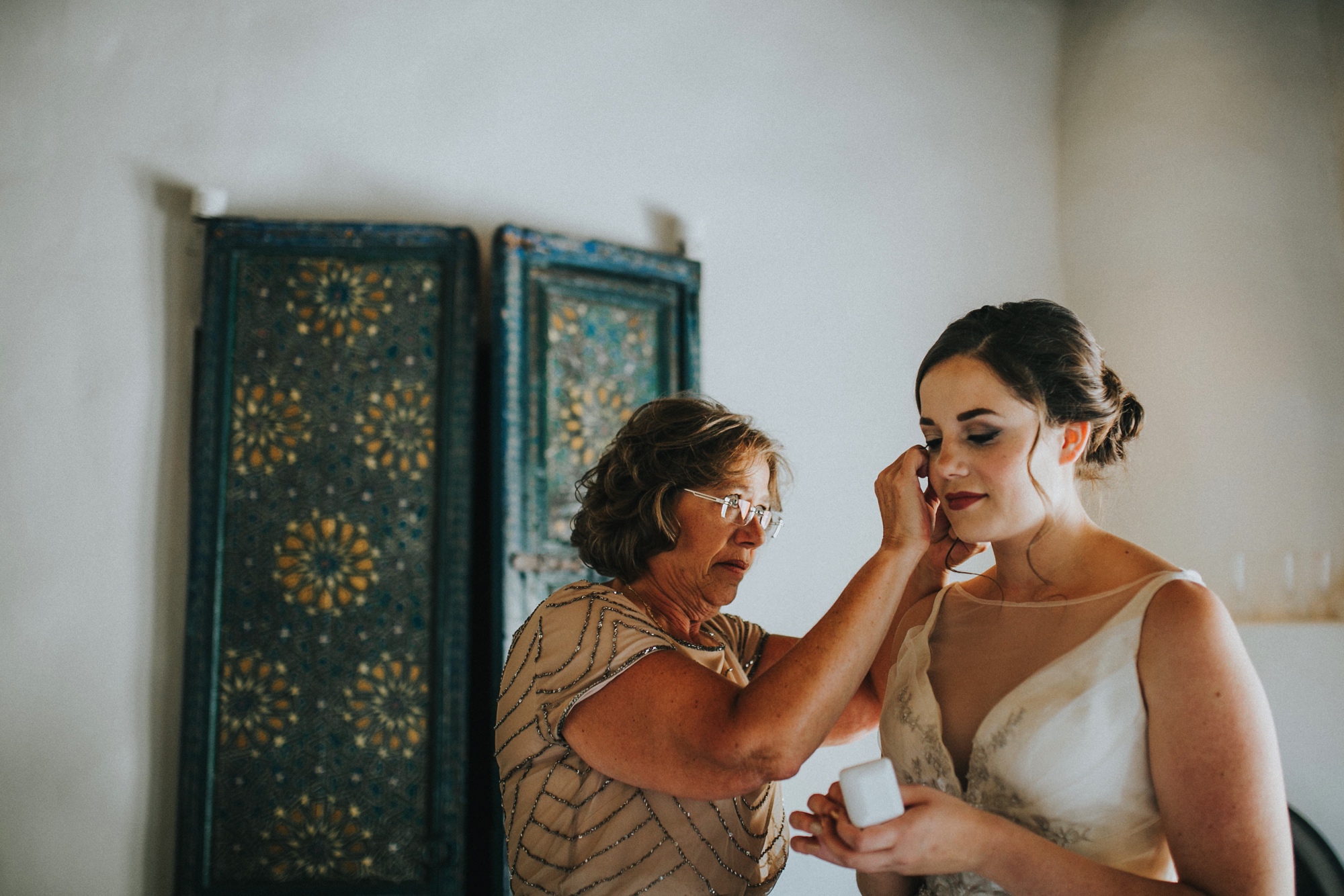  Katie and Frankie’s wedding was what Santa Fe summer wedding dreams are made of! They had a gorgeous catholic wedding ceremony at the Cristo Rey Catholic Church in Santa Fe, New Mexico followed by a fabulous travel-themed wedding reception at La Pos