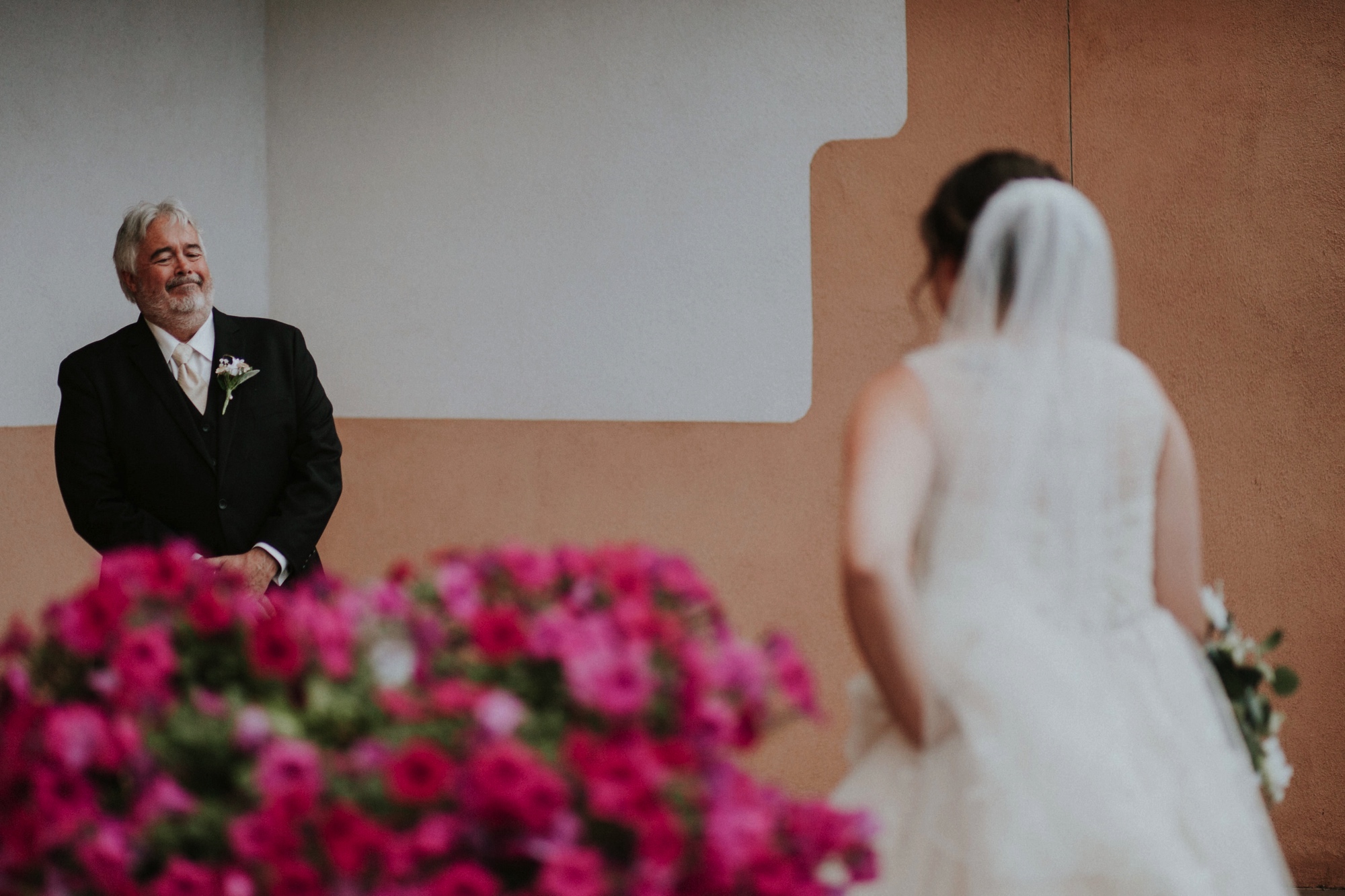  Katie and Frankie’s wedding was what Santa Fe summer wedding dreams are made of! They had a gorgeous catholic wedding ceremony at the Cristo Rey Catholic Church in Santa Fe, New Mexico followed by a fabulous travel-themed wedding reception at La Pos