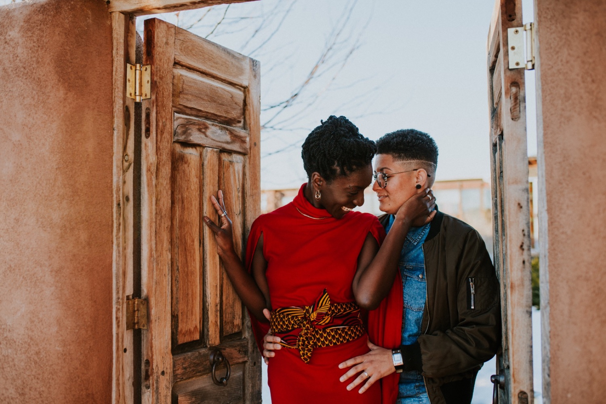  SO excited to share B + E’s gorgeous l winter elopement in Taos, New Mexico. Their outfits were a hodgepodge of things B + E already owned, homemade accessories, vintage hand me downs, and contemporary pieces they bought special for their big day. W