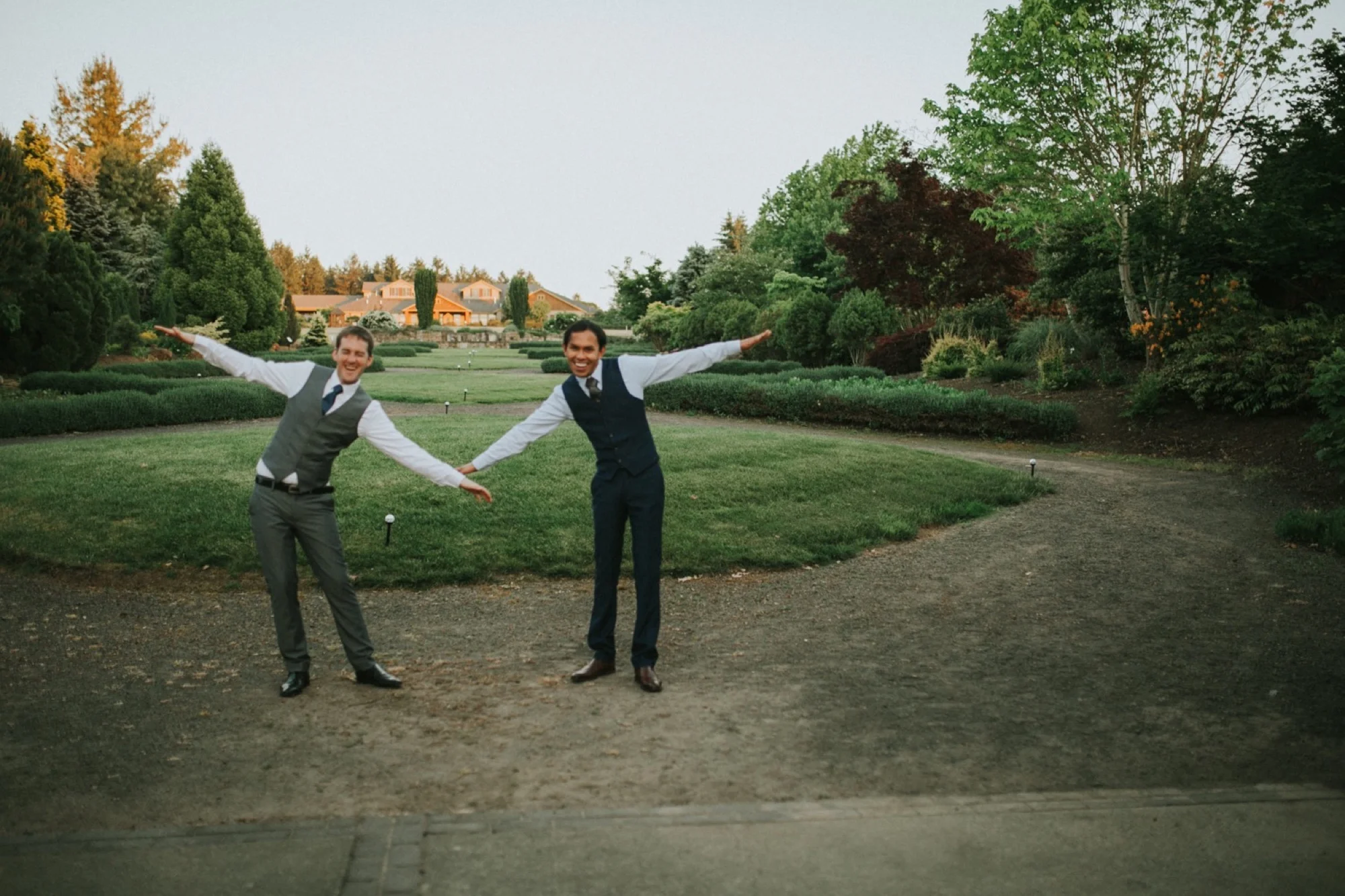 Daniel and Jeremy had a truly enchanting and magical wedding at The Oregon Garden Resort in Silverton, Oregon. It was truly beyond stunning from decor to scenery to each beautiful moment throughout the entire day. Along with the fabulous scenery i