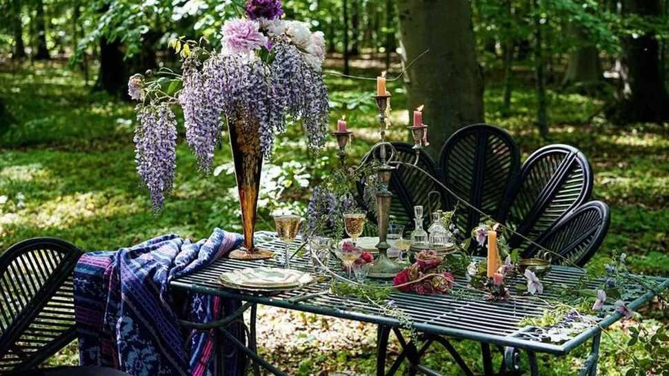 Nowhere, the first restaurant with 6 tables miles away from each other, scattered in the forest is already sold out