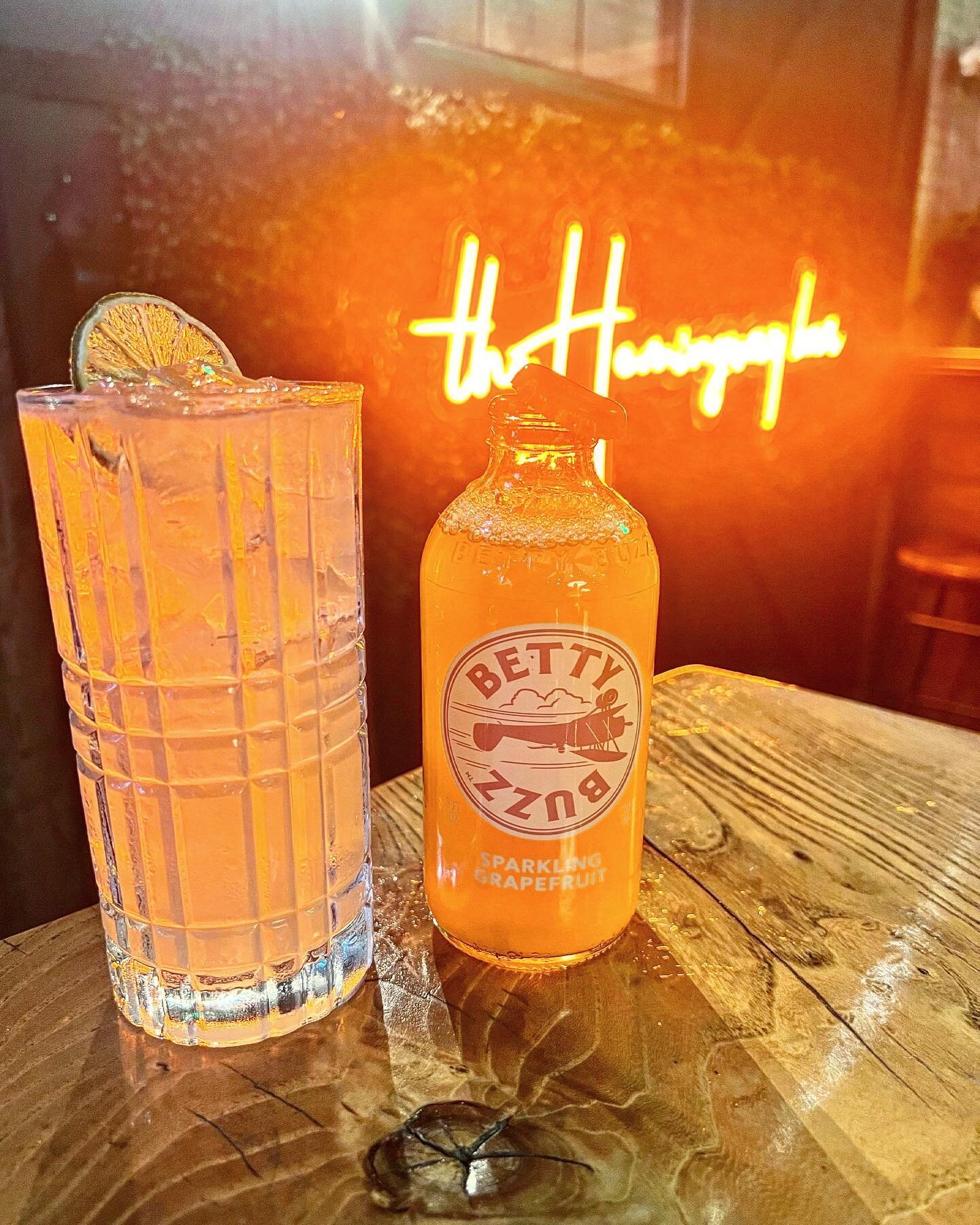 Refreshing Paloma @ The Hemingway Bar MV using Lalo tequila and Betty Buzz sparkling grapefruit 🍹🧡🍊
The Hemingway Bar @behindthebookstore open everyday 10am - 10:30pm