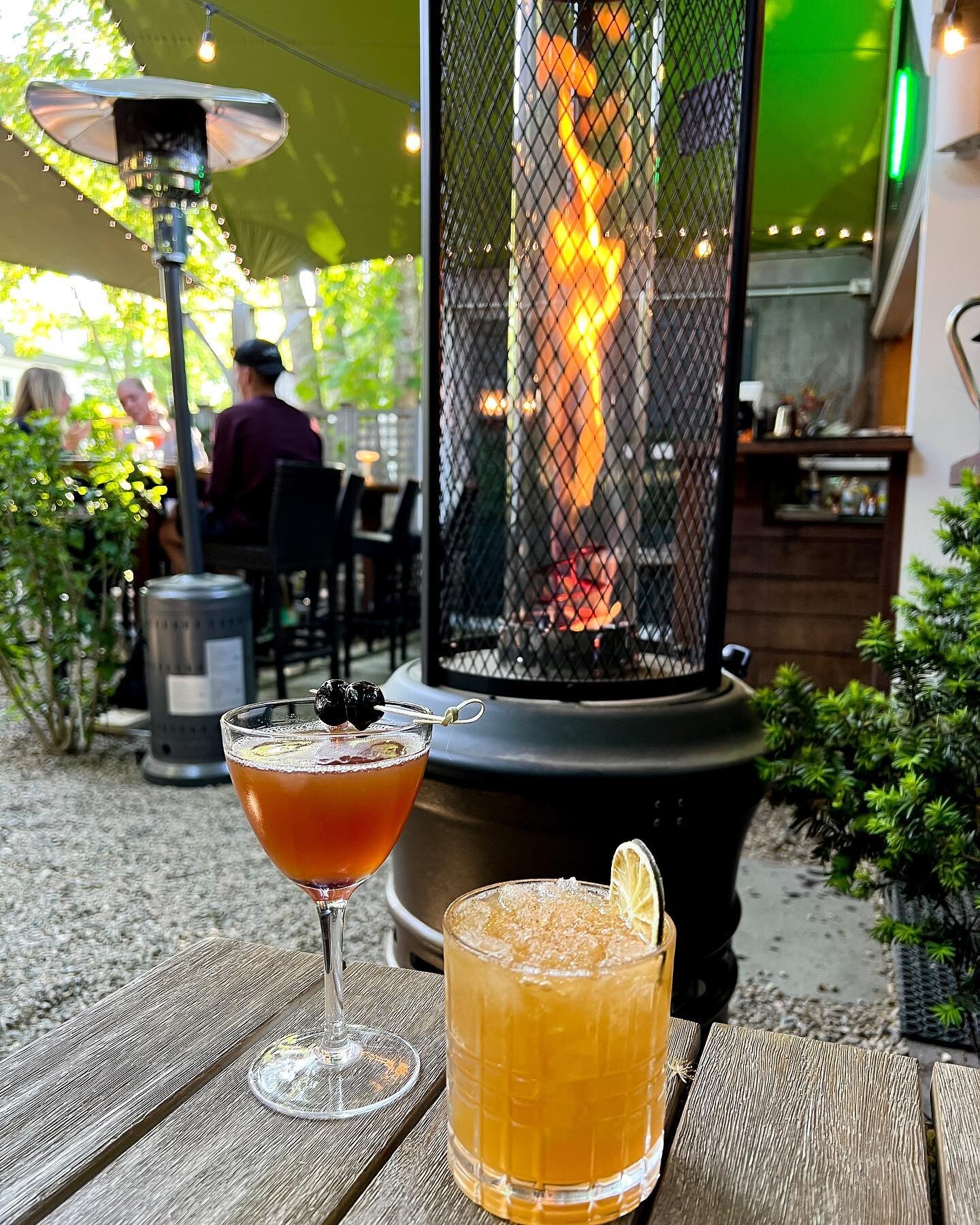 Golden Hour Cocktail + Golden Hour Colors at The Hemingway Bar for Memorial Day Weekend! 
Open for Dinner 5:30pm - 10:30pm 🔥🍹✨

#dinner #dinnermarthasvineyard #dinneredgartown