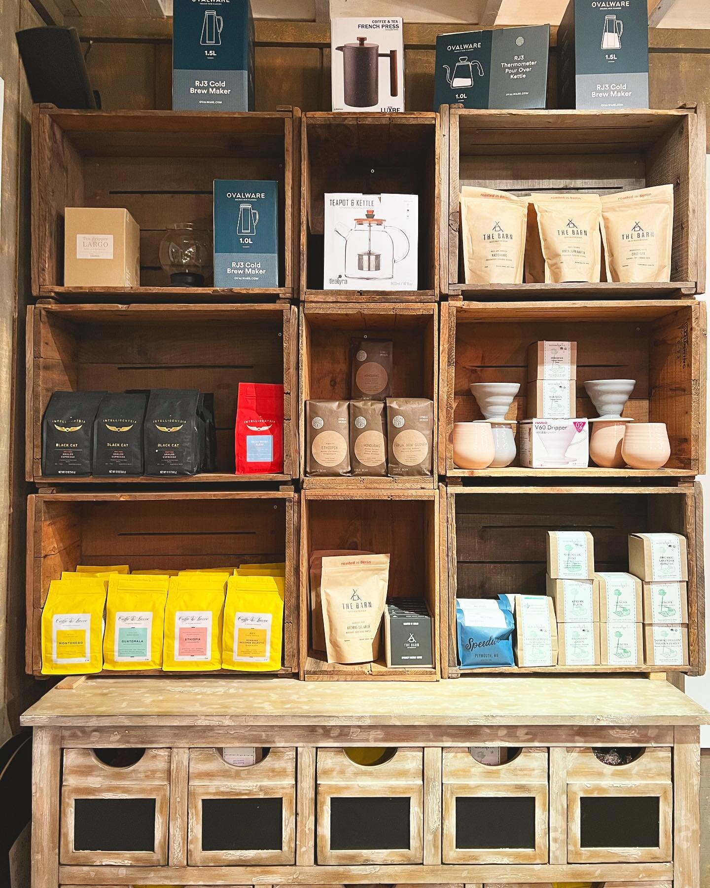 Would you consider yourself a coffee snob? Then, no need to look further! 
@behindthebookstore has the best selection for you and your morning coffee. 
Carefully selected brands to bring the best quality for you on Martha&rsquo;s Vineyard! 
Ps. You c