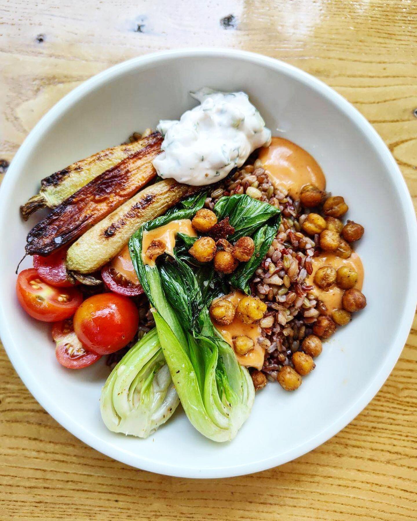 Vegan Grain Bowl: mixed grains, bok choi, tomatoes, roasted carrots, cumin baked peas, vegan tzatziki, spicy tahini vegan mayo. 🥙🤤
Our vegan options get better each year!