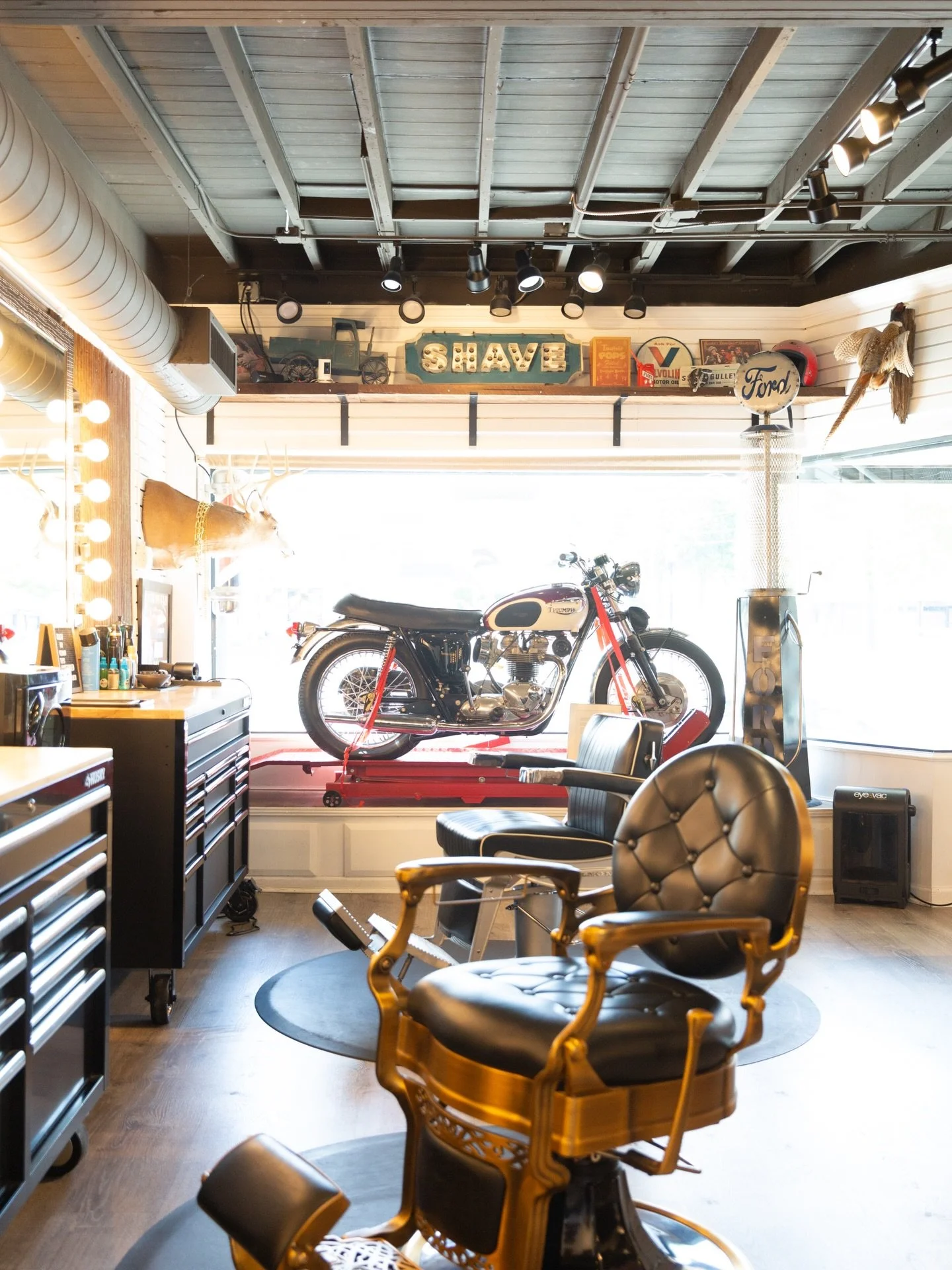 A chair for the classics.

Old school details, sharp cuts, and a space built for slowing down for a minute. Welcome to BARBOUR 3.

#BARBOUR3 #NashvilleBarber #ClassicBarbershop #MensGrooming #BarberShopCulture